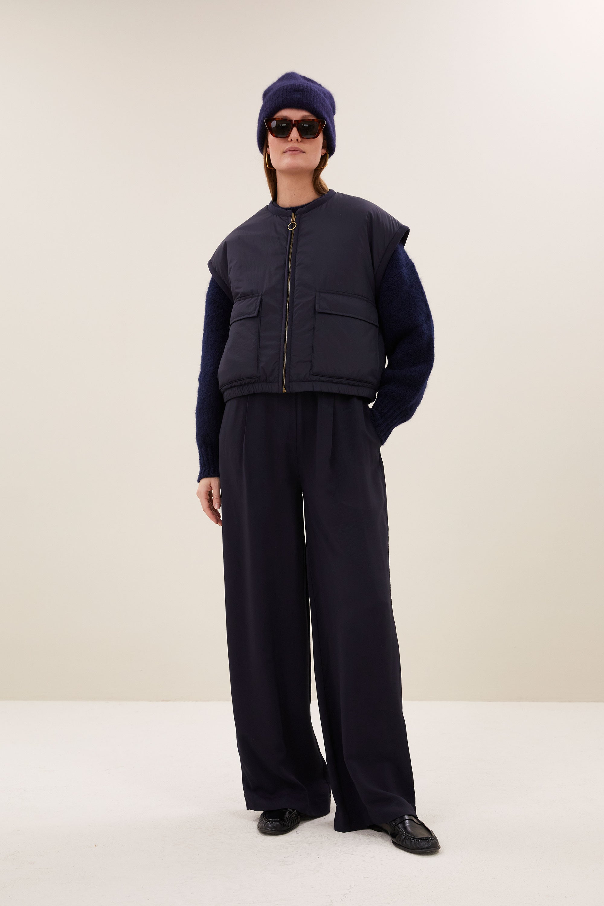 gio-sleeveless-jacket-midnight-draagbaar aan beide zijden-kleine kapmouw-rits- en knoopsluiting-by-bar-zijaanzicht