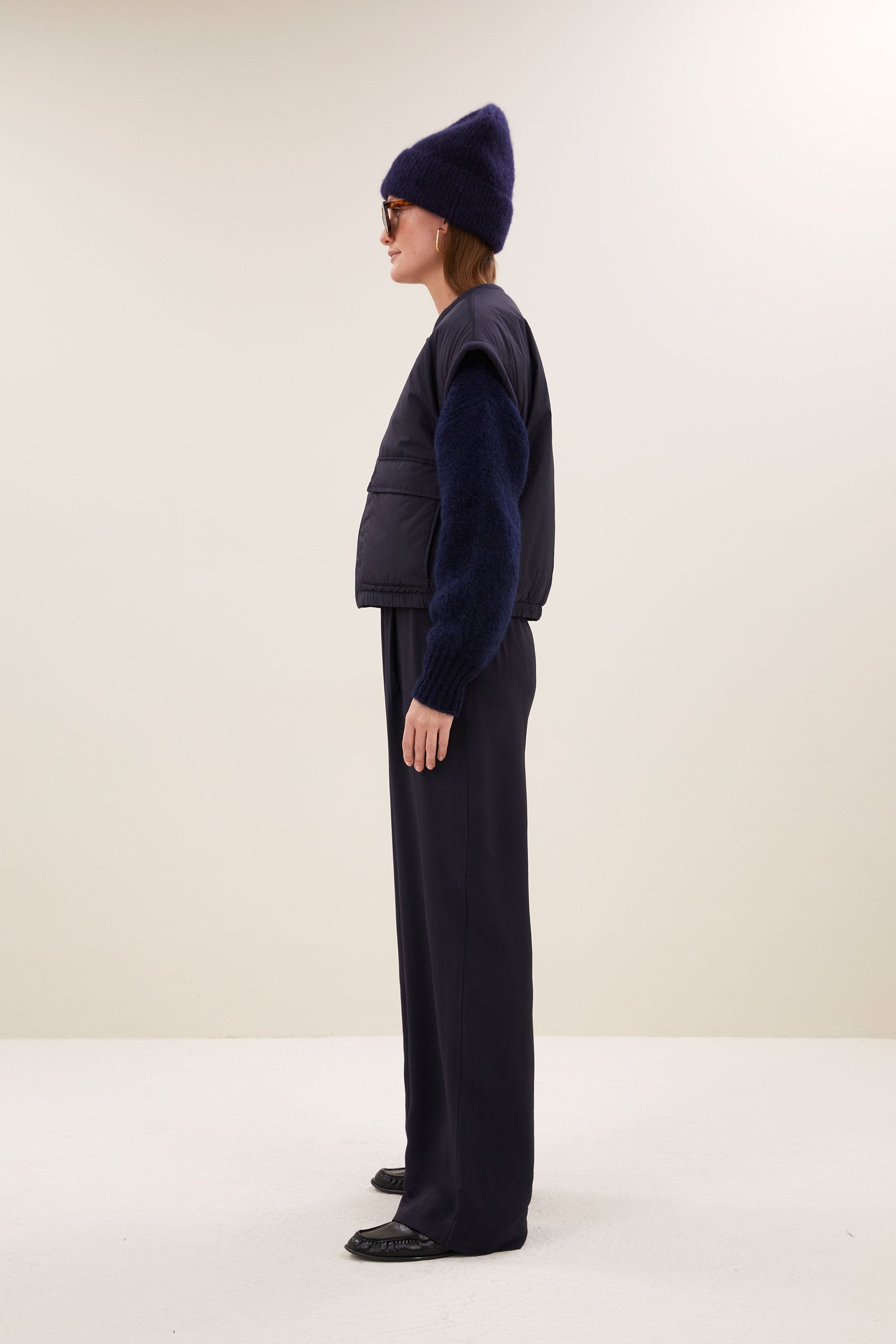 gio-sleeveless-jacket-midnight-draagbaar aan beide zijden-kleine kapmouw-rits- en knoopsluiting-by-bar-zijaanzicht