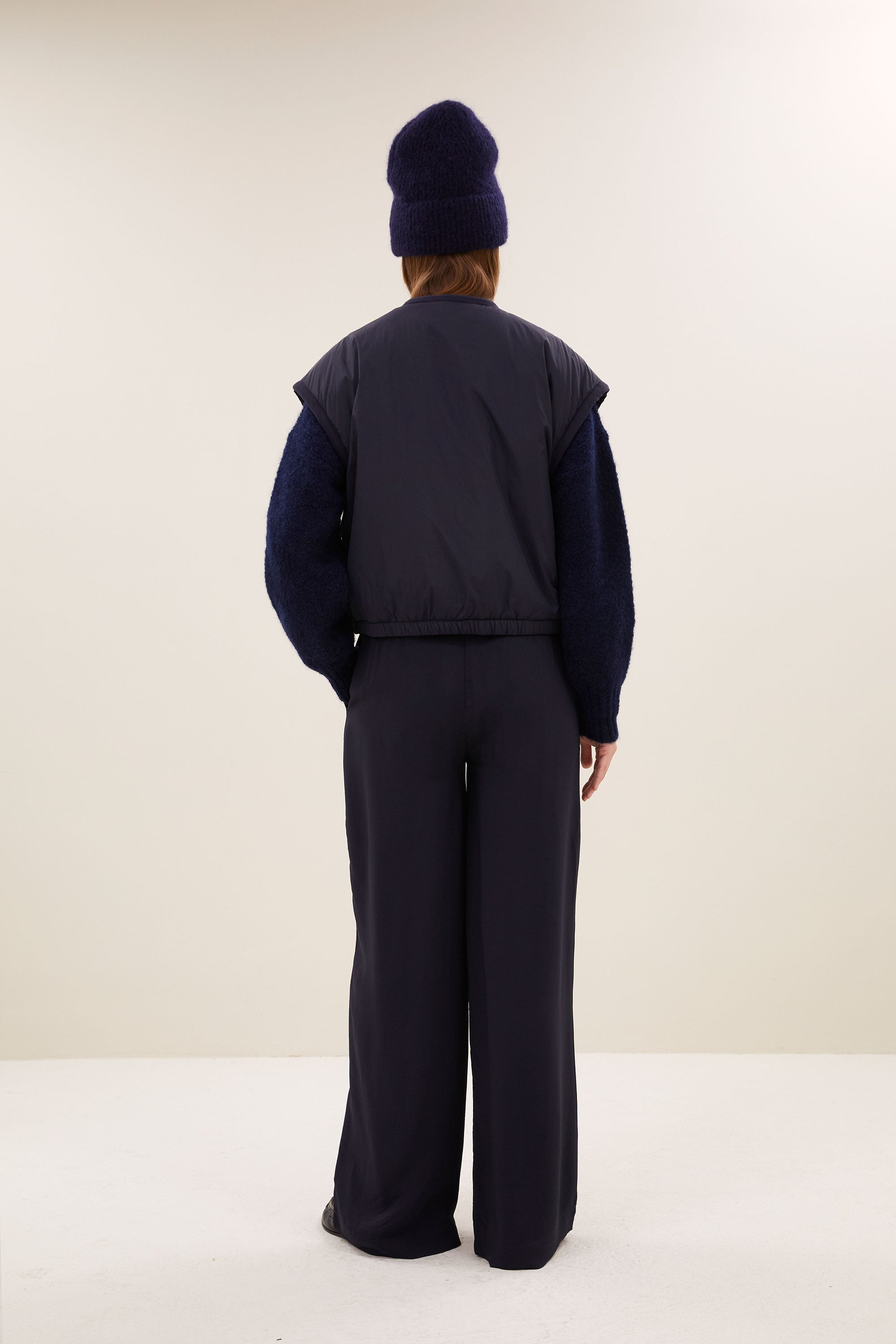 gio-sleeveless-jacket-midnight-draagbaar aan beide zijden-kleine kapmouw-rits- en knoopsluiting-by-bar-achteraanzicht