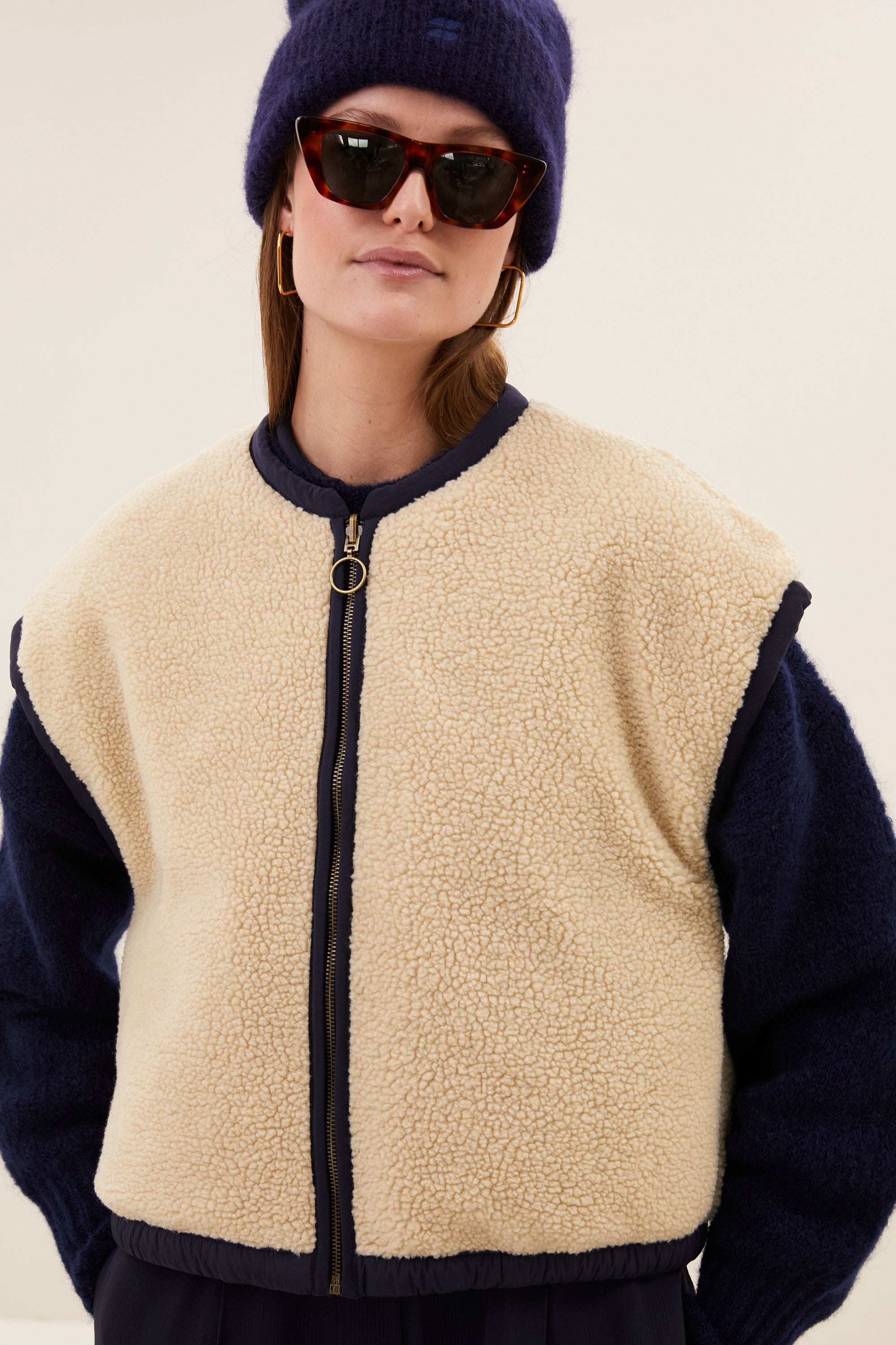gio-sleeveless-jacket-midnight-draagbaar aan beide zijden-kleine kapmouw-rits- en knoopsluiting-by-bar-detail