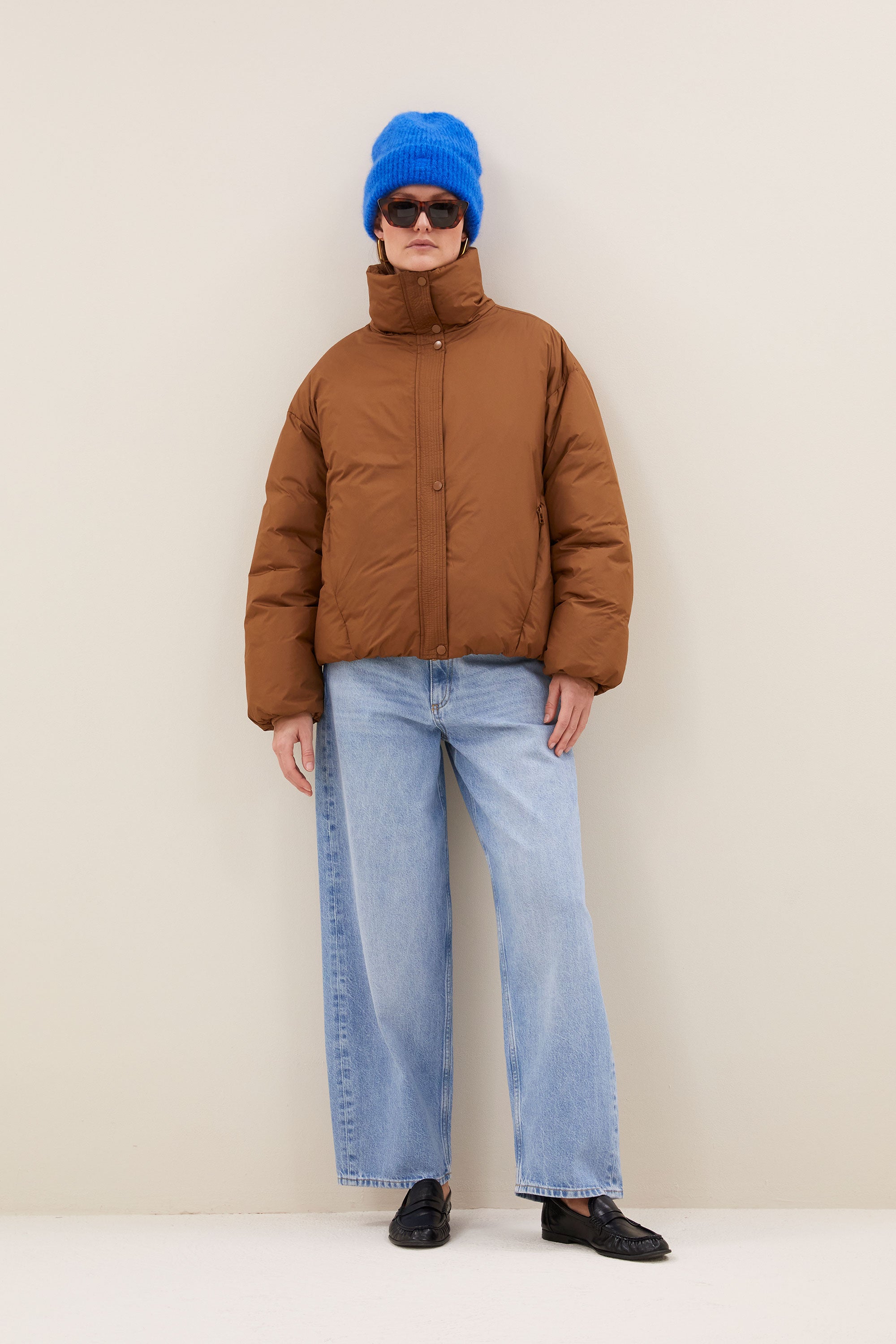 joy-jacket-hazel-hoge hals-gerecycled polyester-rits- en knoopsluiting-by-bar-sfeerbeeld