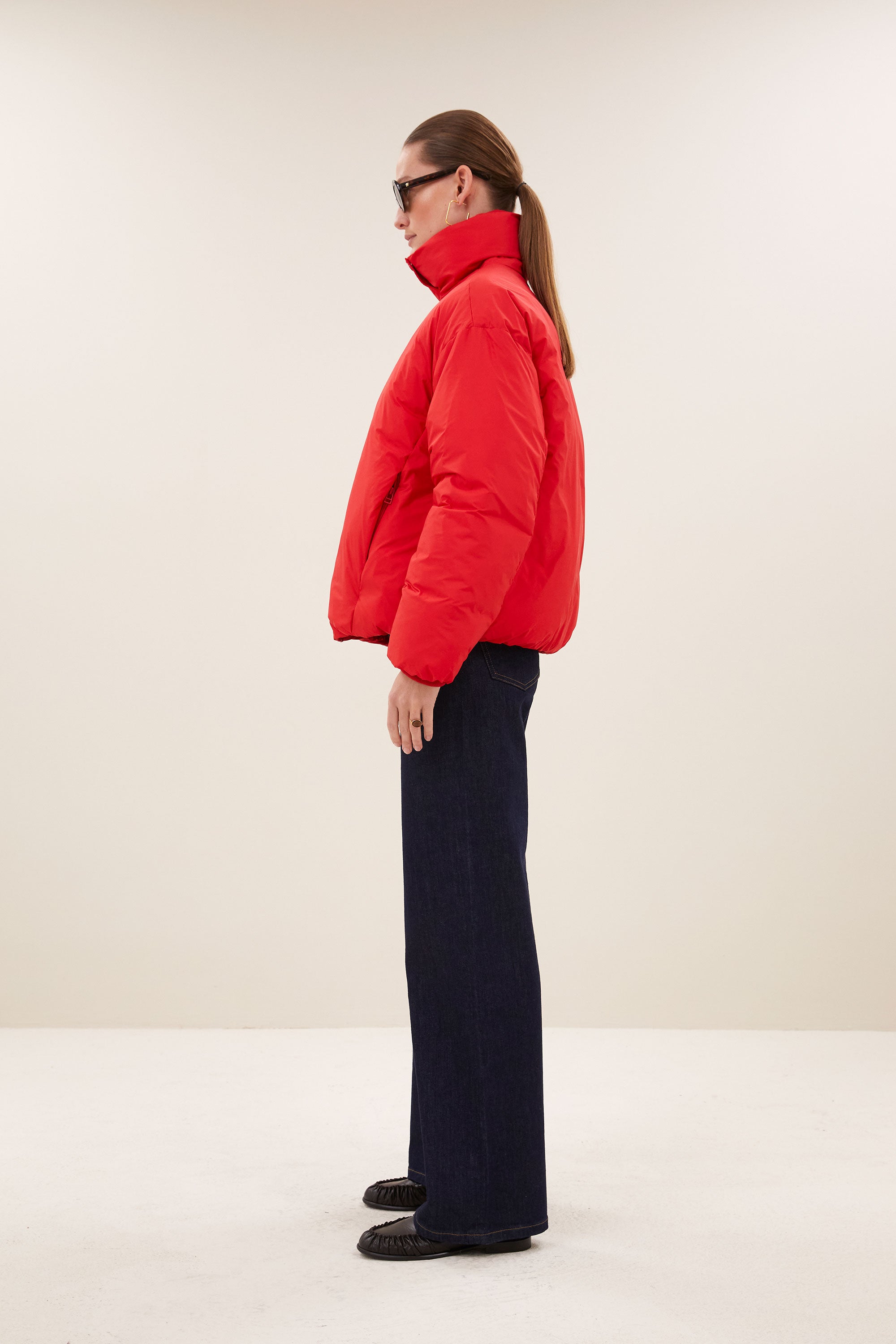 joy-jacket-poppy-red-hoge hals-gerecycled polyester-rits- en knoopsluiting-by-bar-zijaanzicht