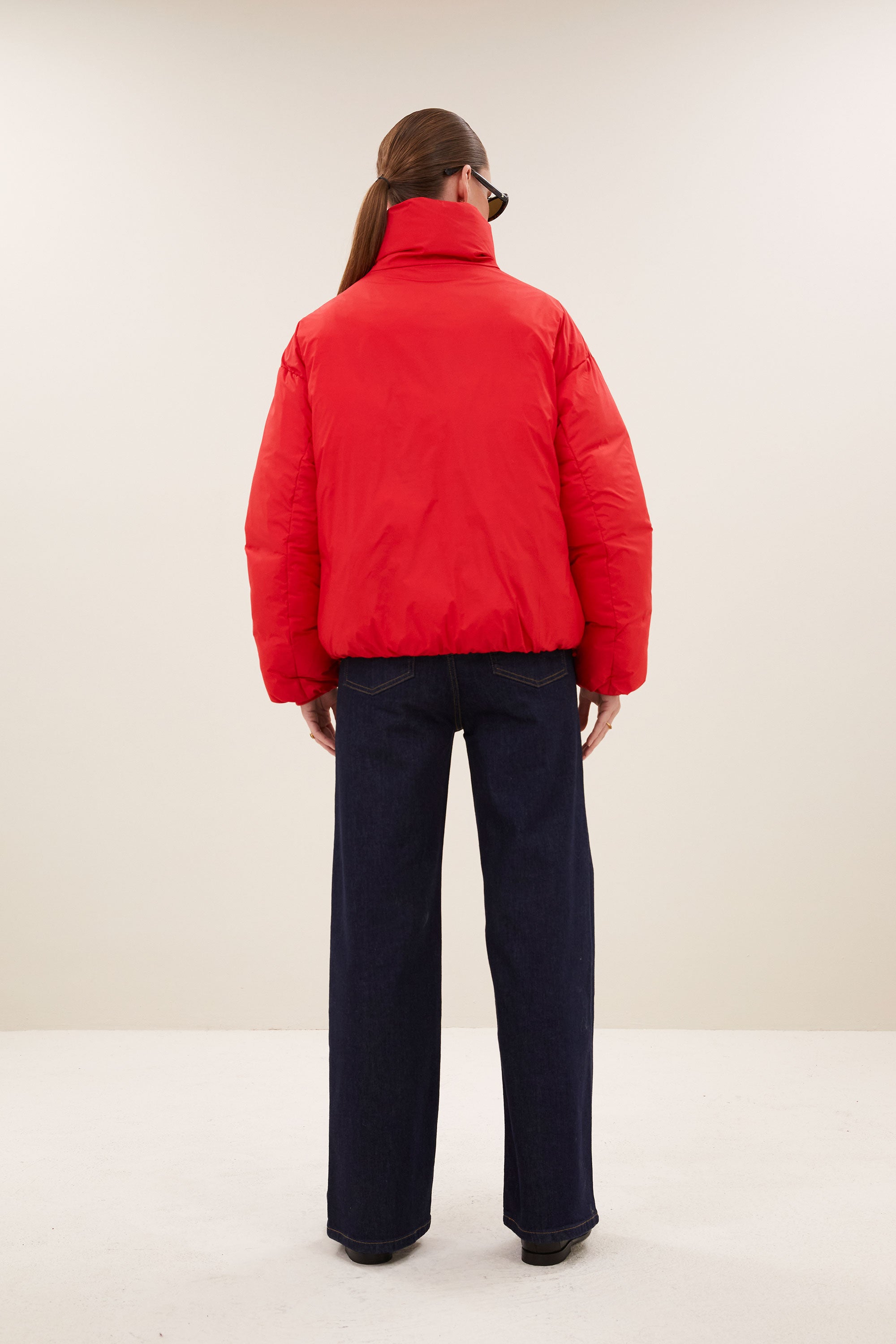 joy-jacket-poppy-red-hoge hals-gerecycled polyester-rits- en knoopsluiting-by-bar-achteraanzicht