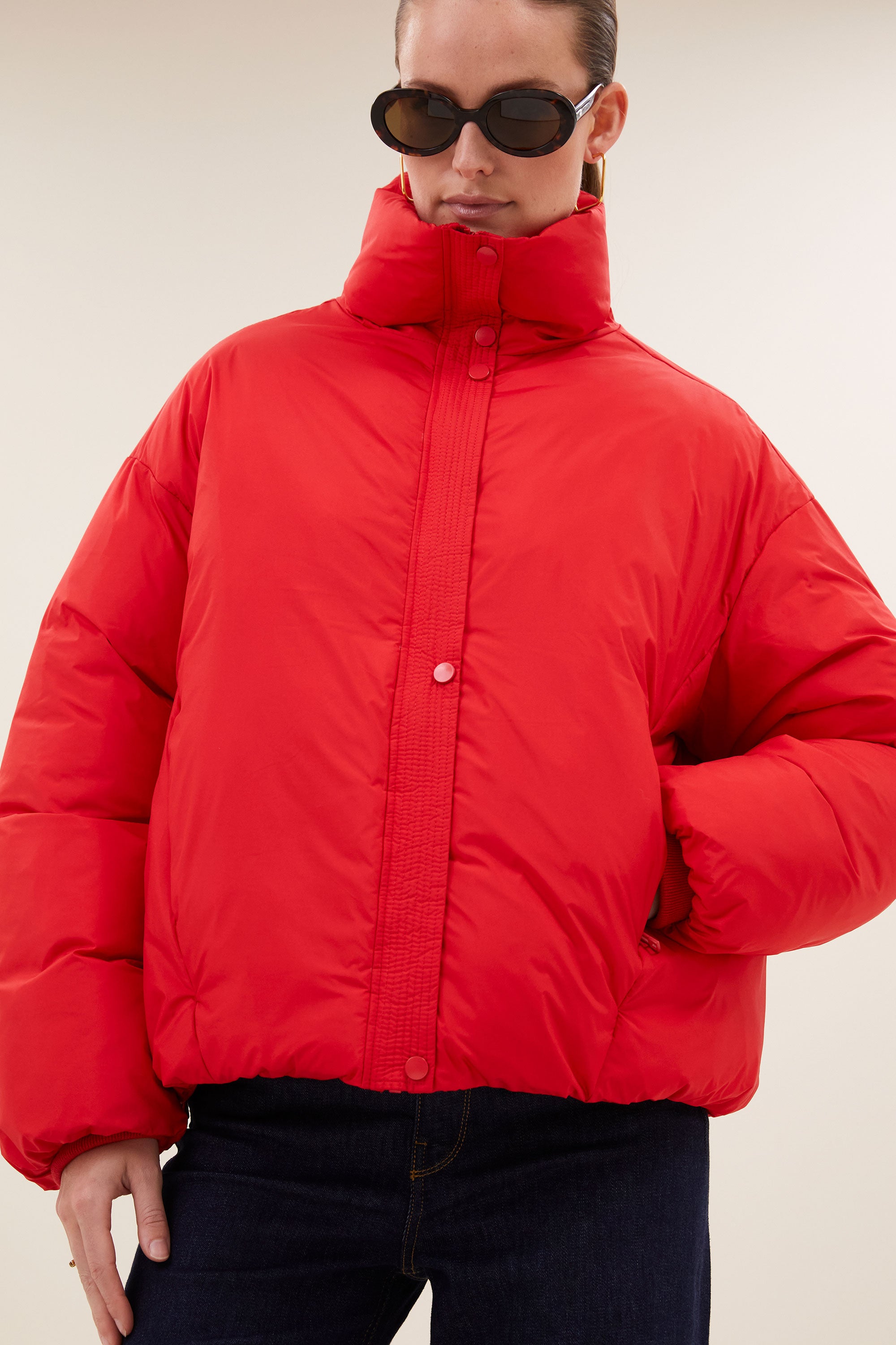 joy-jacket-poppy-red-hoge hals-gerecycled polyester-rits- en knoopsluiting-by-bar-detail