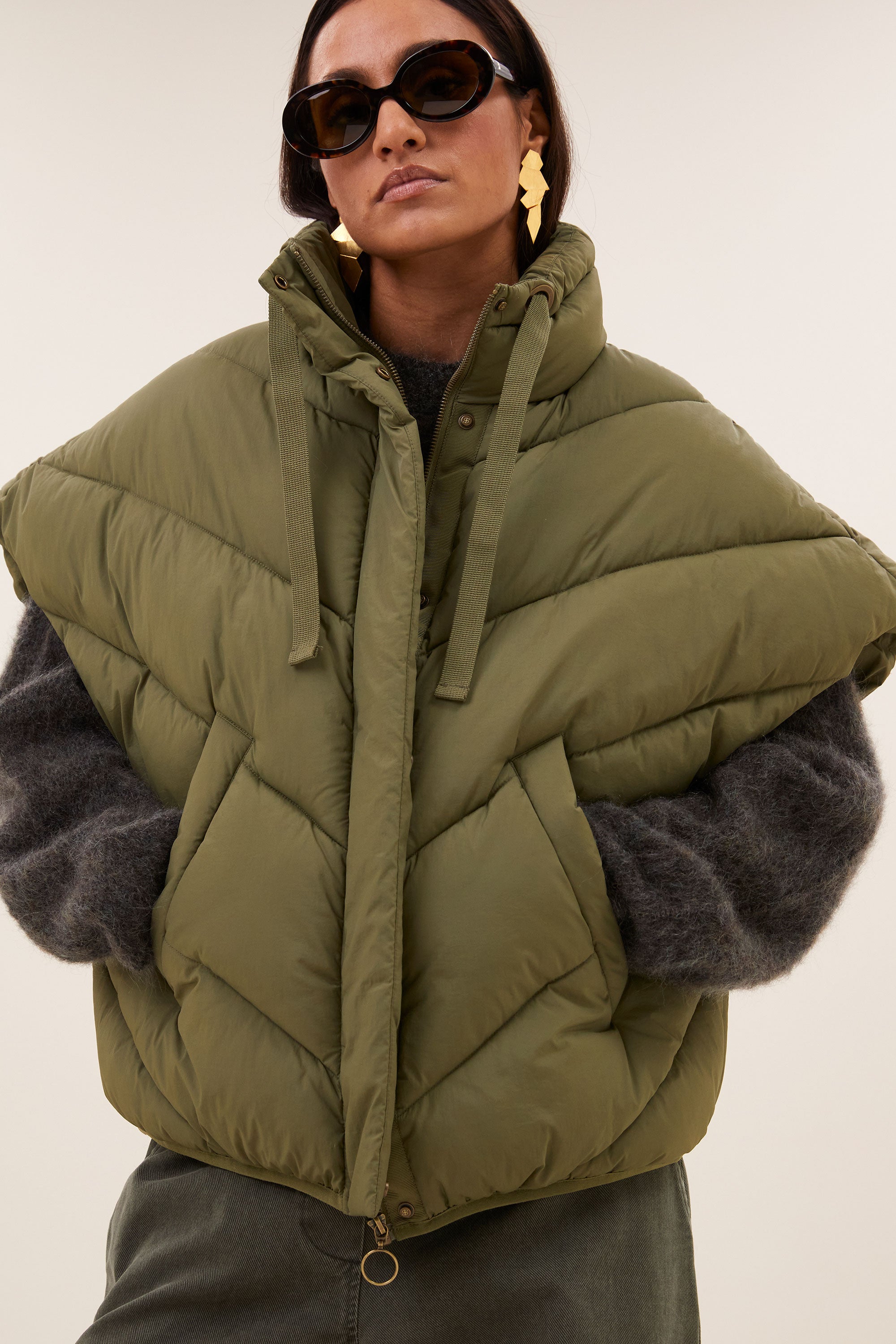 franky-sleeveless-jacket-olive-all-time classic-gemaakt door weefspecialist-rits- en knoopsluiting-by-bar-detail