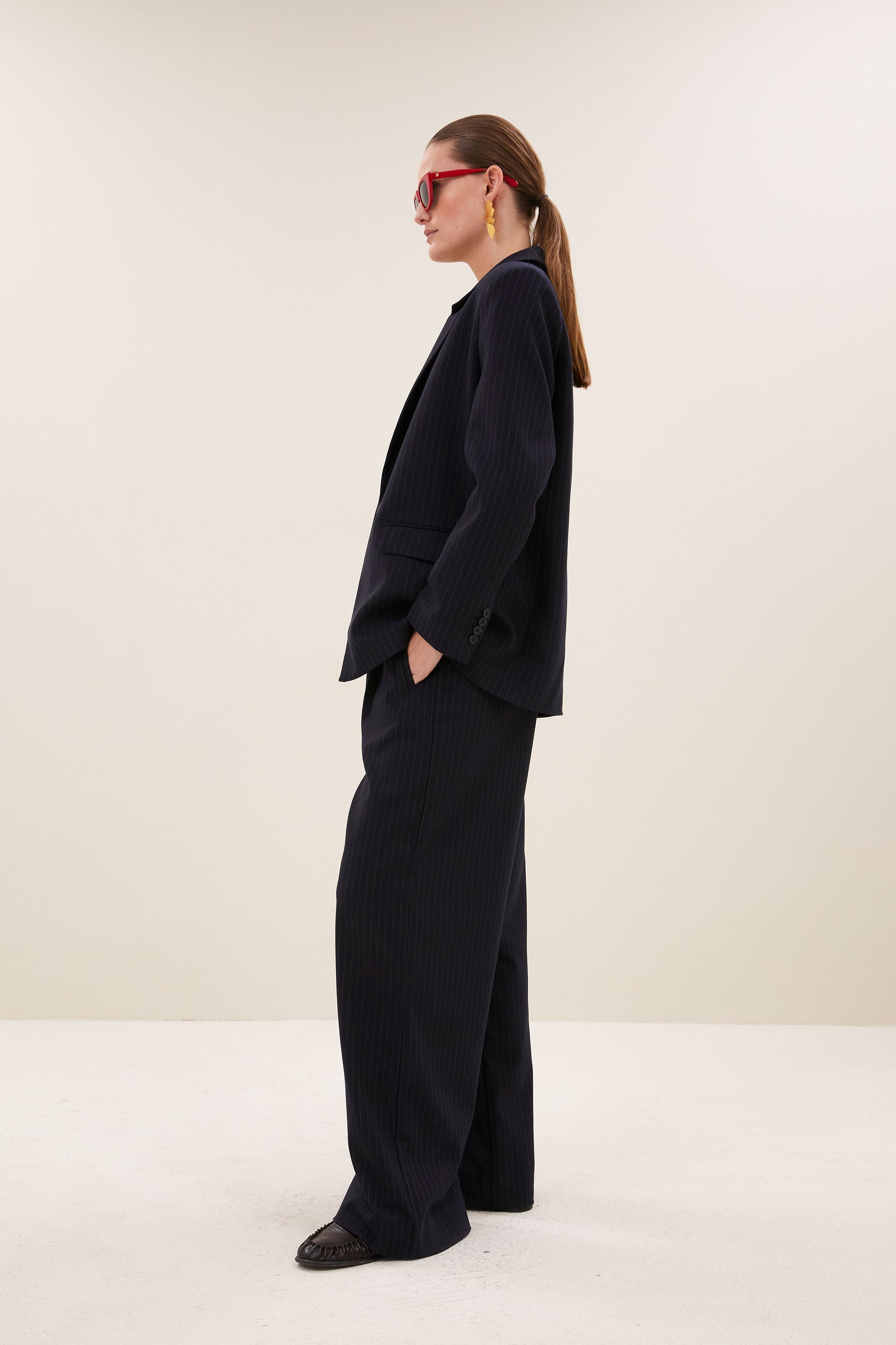 nes-pinstripe-blazer-midnight-comfortabele draagervaring-all-time classic-knoopsluiting-by-bar-zijaanzicht