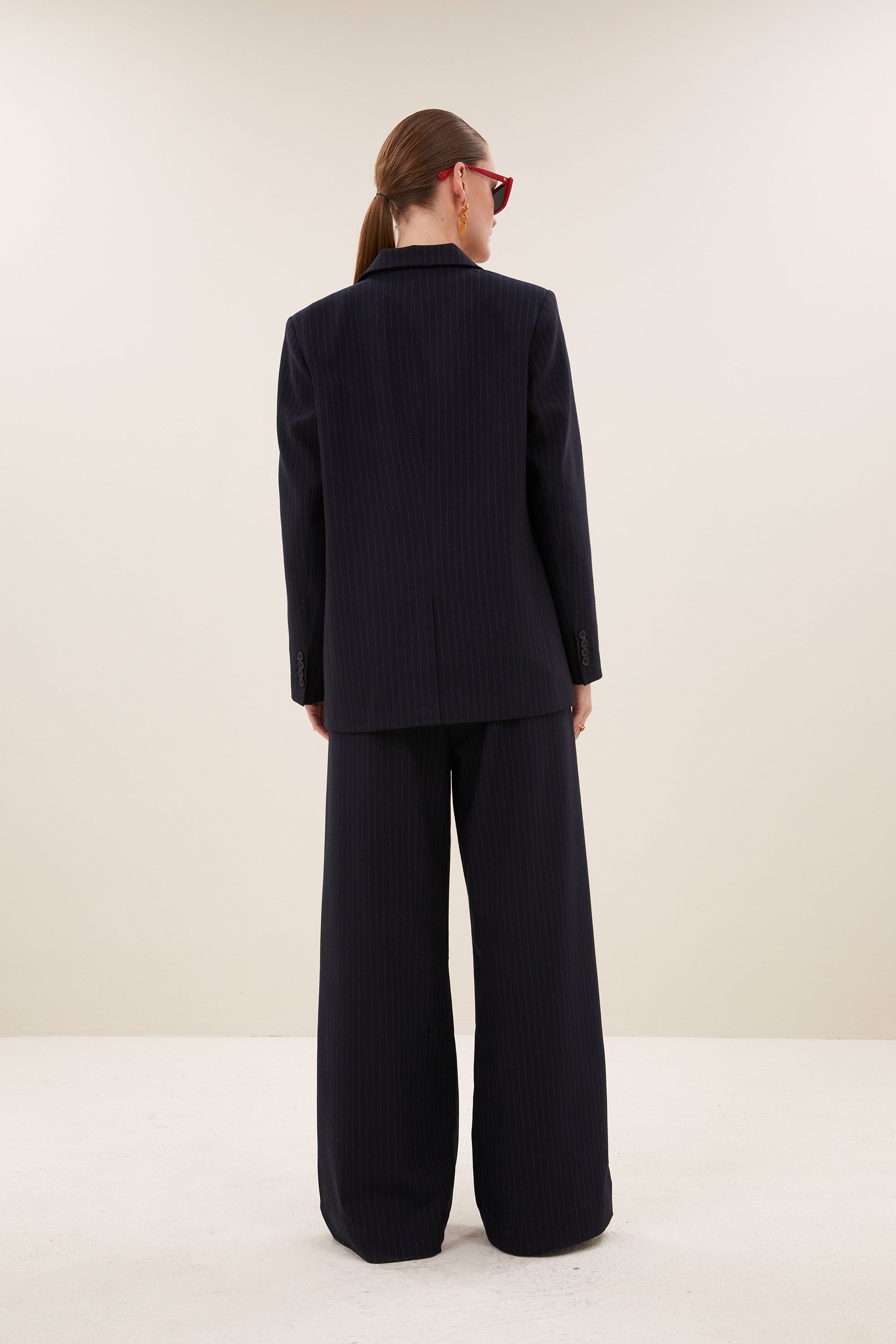 nes-pinstripe-blazer-midnight-comfortabele draagervaring-all-time classic-knoopsluiting-by-bar-achteraanzicht