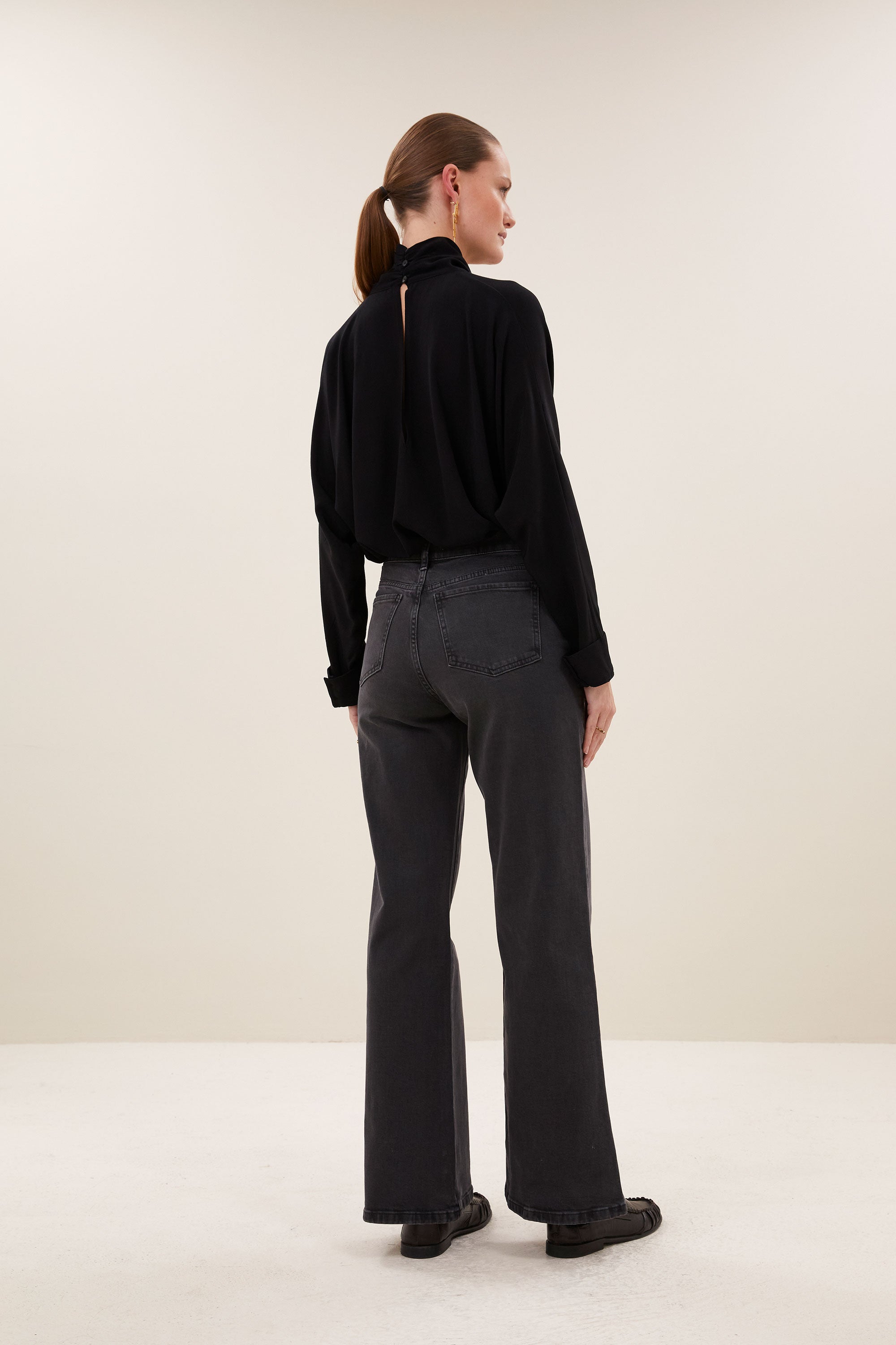 mio-jb-pants-jet-black-all-time classic-aansluitende fit-biologisch katoen-by-bar-achteraanzicht