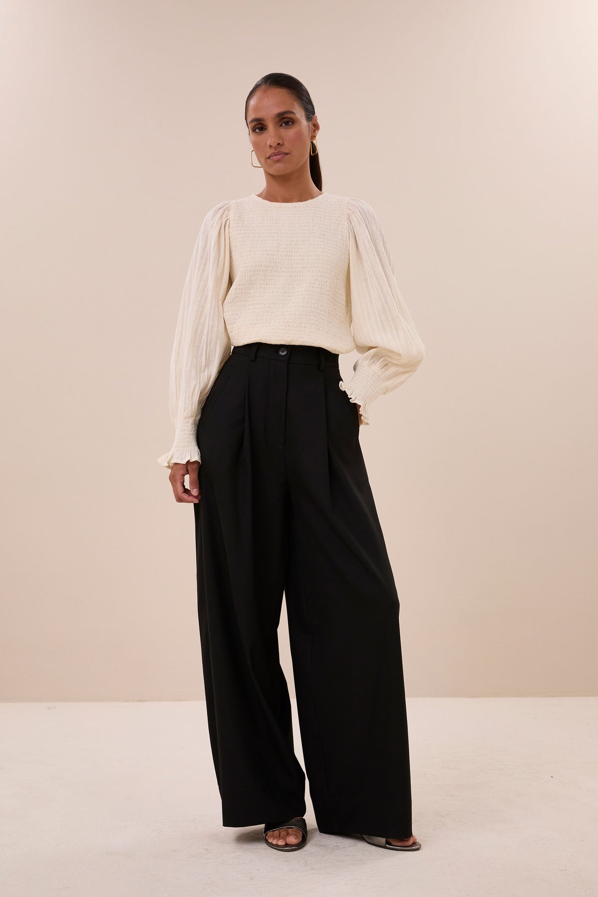 jule-solid-pants-jet-black-all-time classic-comfortabele pasvorm-rits- en knoopsluiting-by-bar-zijaanzicht