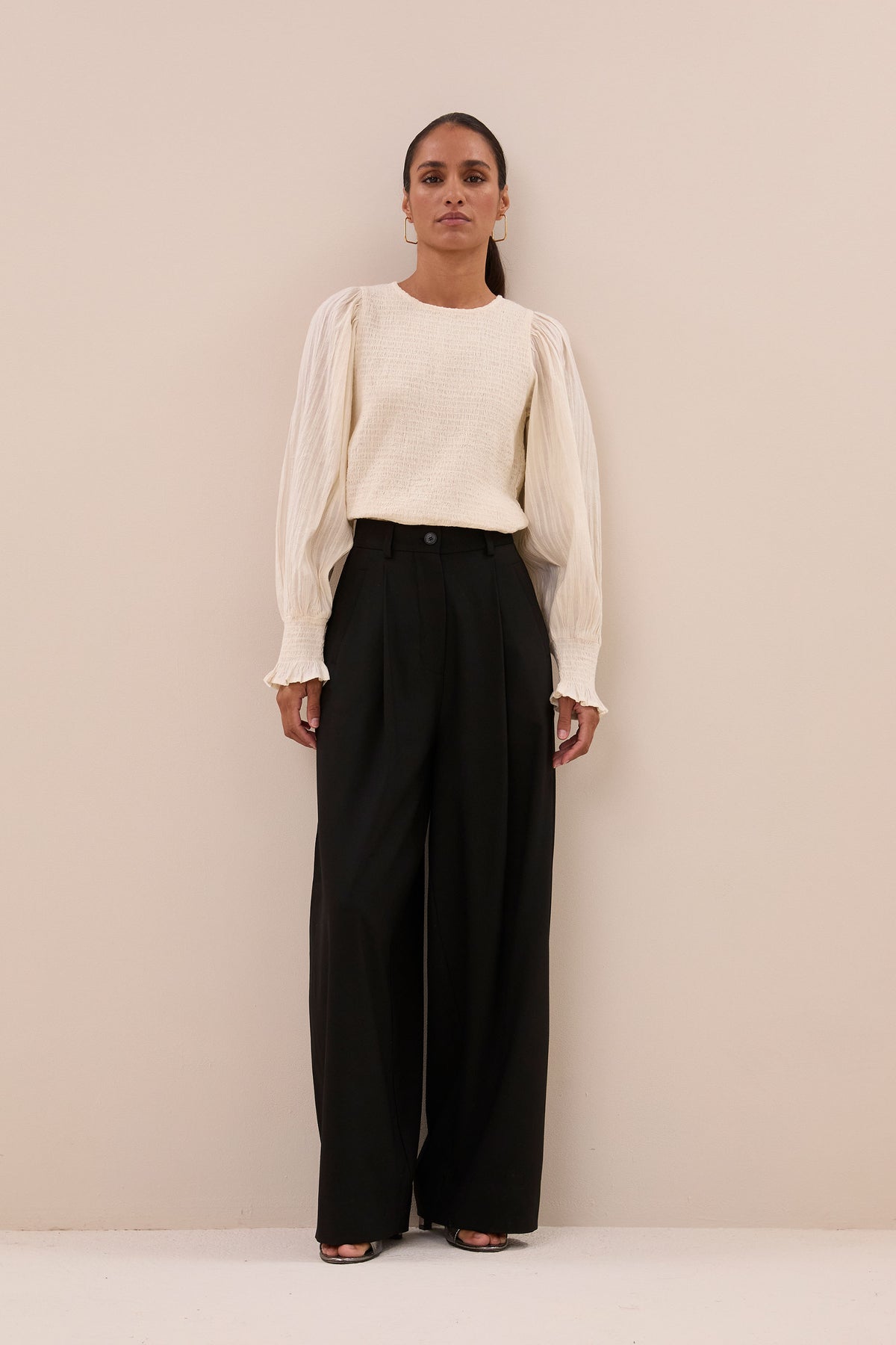 jule-solid-pants-jet-black-all-time classic-comfortabele pasvorm-rits- en knoopsluiting-by-bar-achteraanzicht