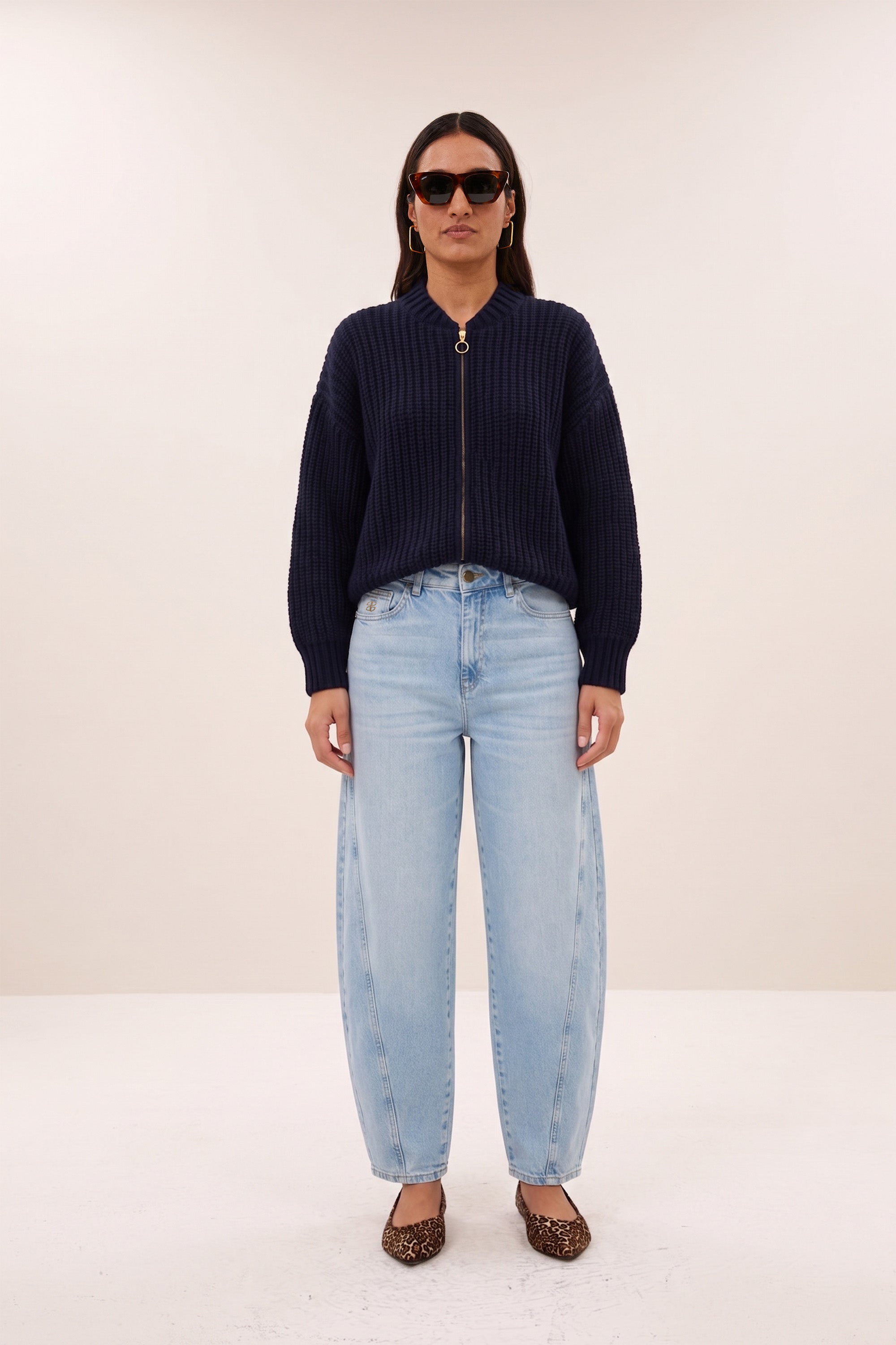 begum-jeans-light-denim-normale taille-casual fit-normale pasvorm-by-bar-sfeerbeeld