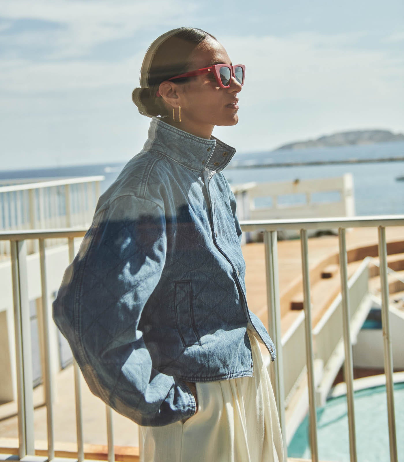 blogpagina, denim jacket and red sunglasses