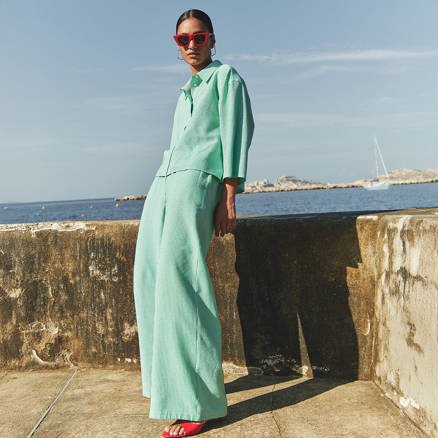 landingspagina, aisha with stripe blouse and pants