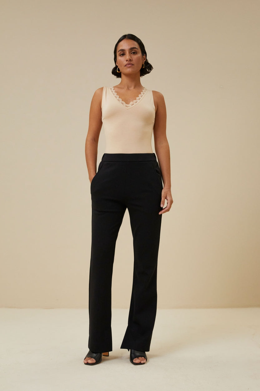 lace-singlet-nude-slim fit-tijdloze pasvorm-viscose kwaliteit-by-bar-sfeerbeeld