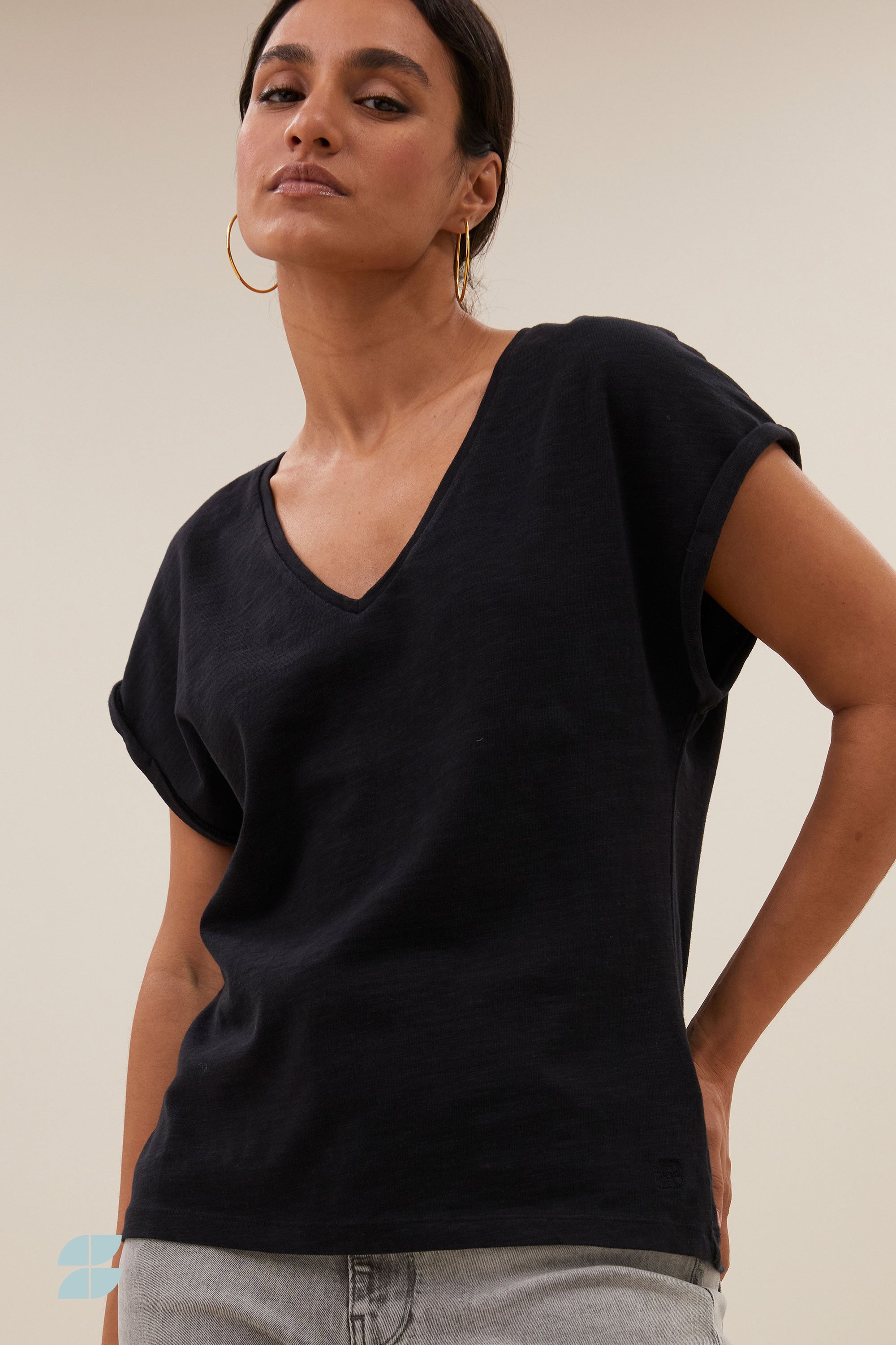 momi logo top | jet black