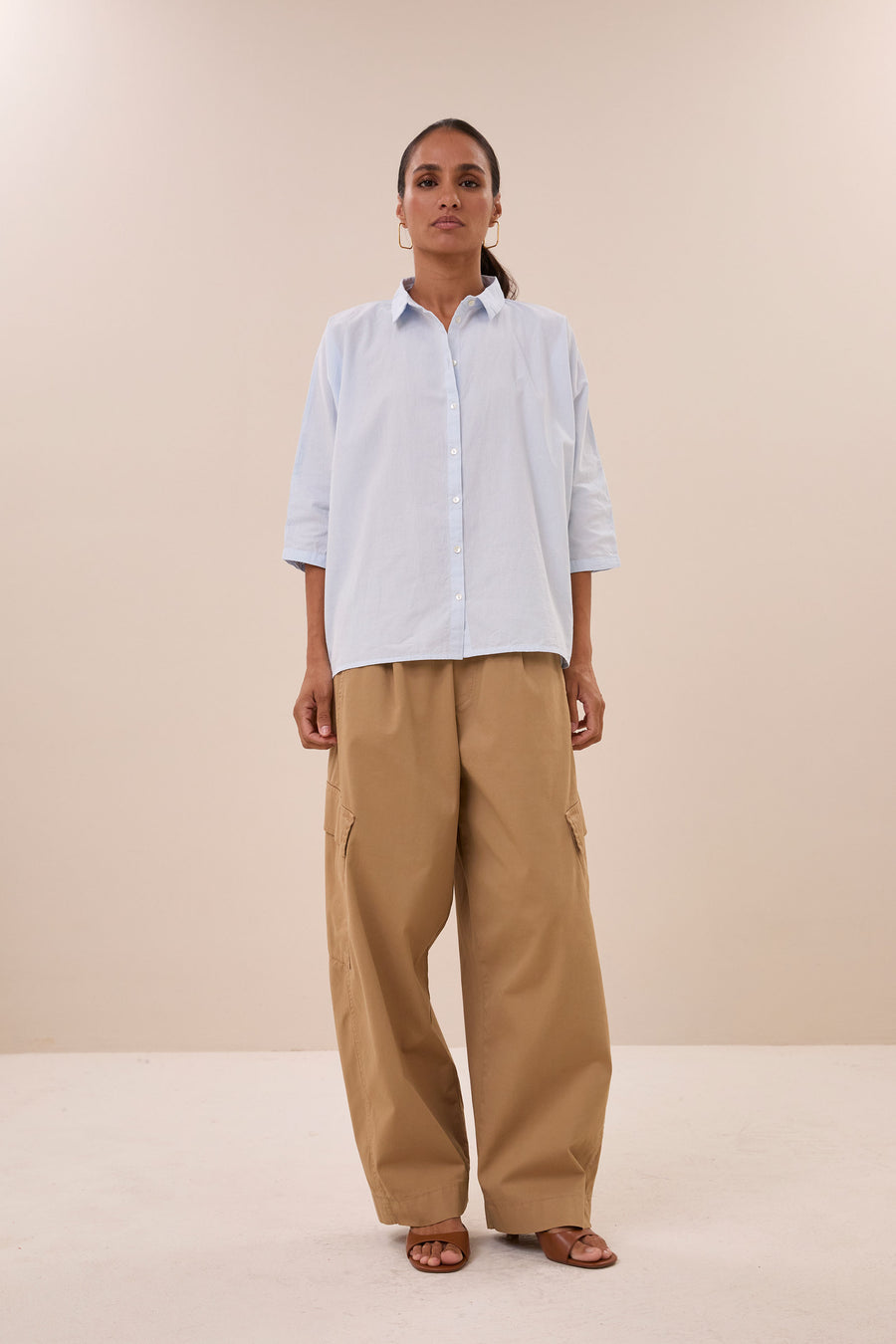 norel-chambray-blouse-light-blue-knoopsluiting-katoen kwaliteit-losvallende pasvorm-by-bar-vooraanzicht