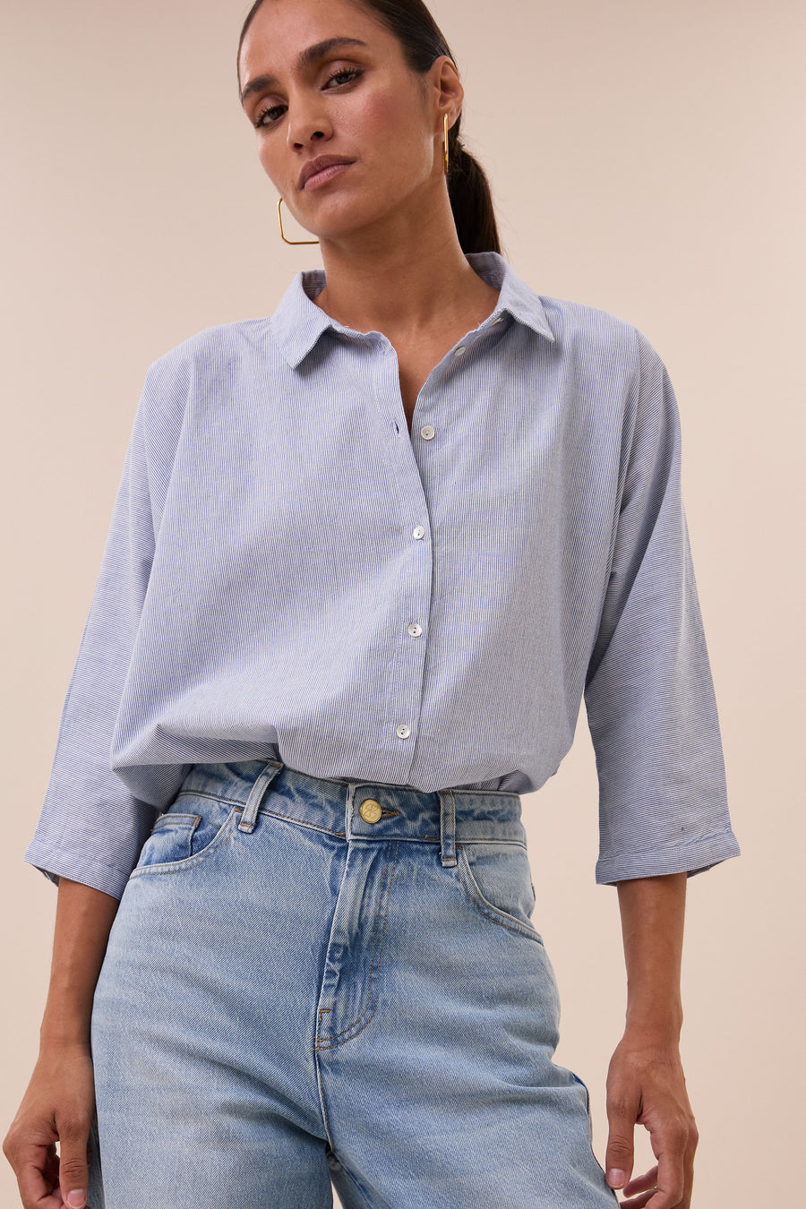 norel-pin-stripe-blouse-indi-grey-knoopsluiting-katoen kwaliteit-tijdloze pasvorm-by-bar-vooraanzicht
