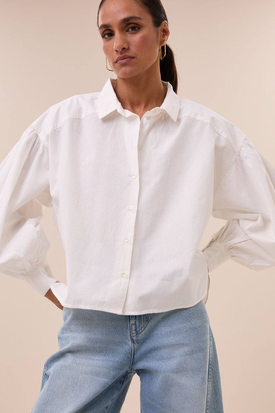 sarah-poplin-blouse-white-messing gesp-losvallende pasvorm-gemaakt door een familiebedrijf-by-bar-aanvullende-foto