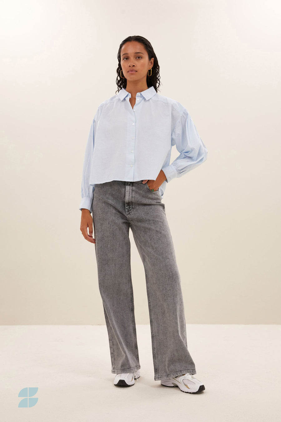 lina-pant-grey-denim-hoge taille-losvallende pasvorm-duurzame wassing-by-bar-sfeerbeeld