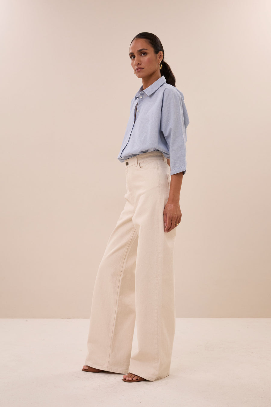 lina-rw-pant-raw-white-hoge taille-losvallende pasvorm-duurzame wassing-by-bar-vooraanzicht