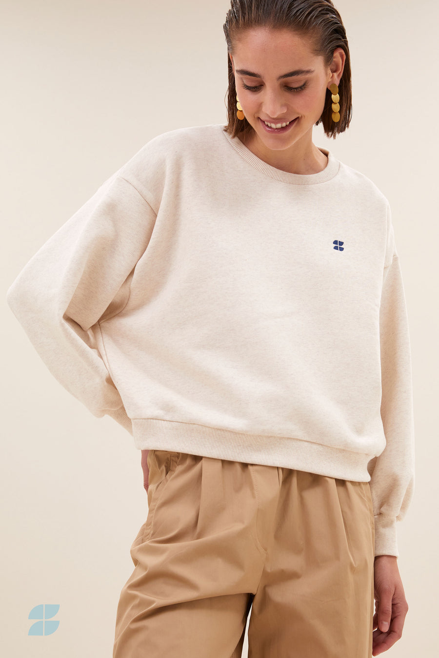 bibi-logo-sweater-oyster-melee-casual fit-biologisch katoen-ronde halslijn-by-bar-sfeerbeeld