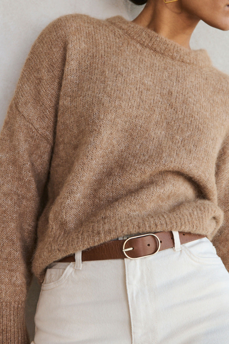 bella-belt-cognac-soepel leer-messing gesp-gemaakt door een familiebedrijf-by-bar-sfeerbeeld