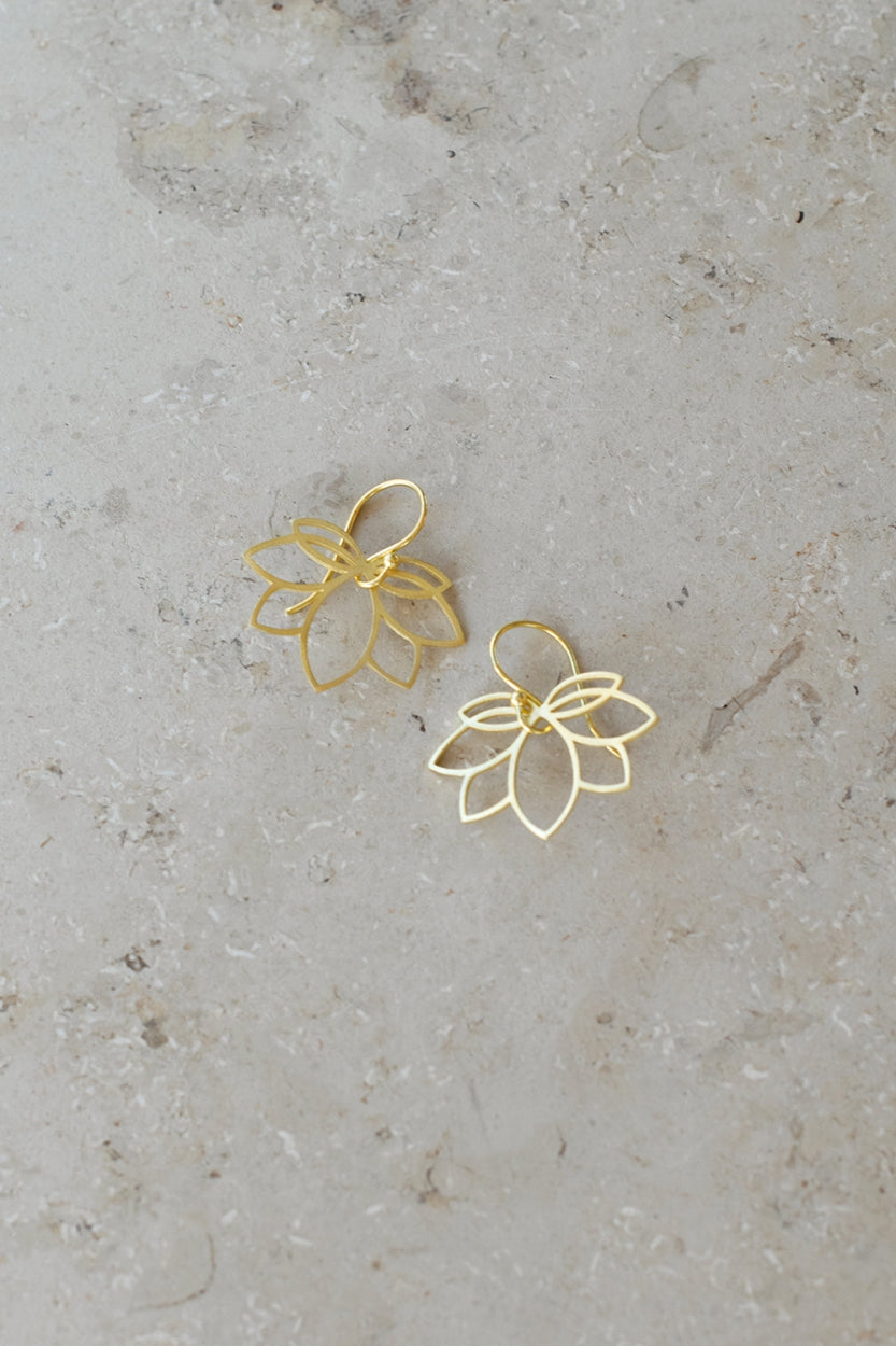 pd-lotus-earring-gold-gold plated-gemaakt door een familiebedrijf-by-bar-aanvullende-foto