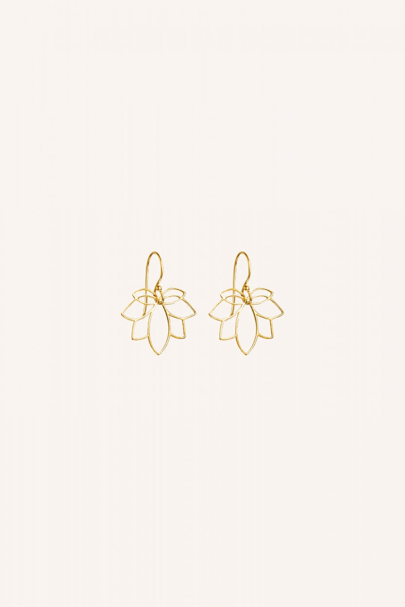 pd-lotus-earring-gold-gold plated-gemaakt door een familiebedrijf-by-bar-sfeerbeeld