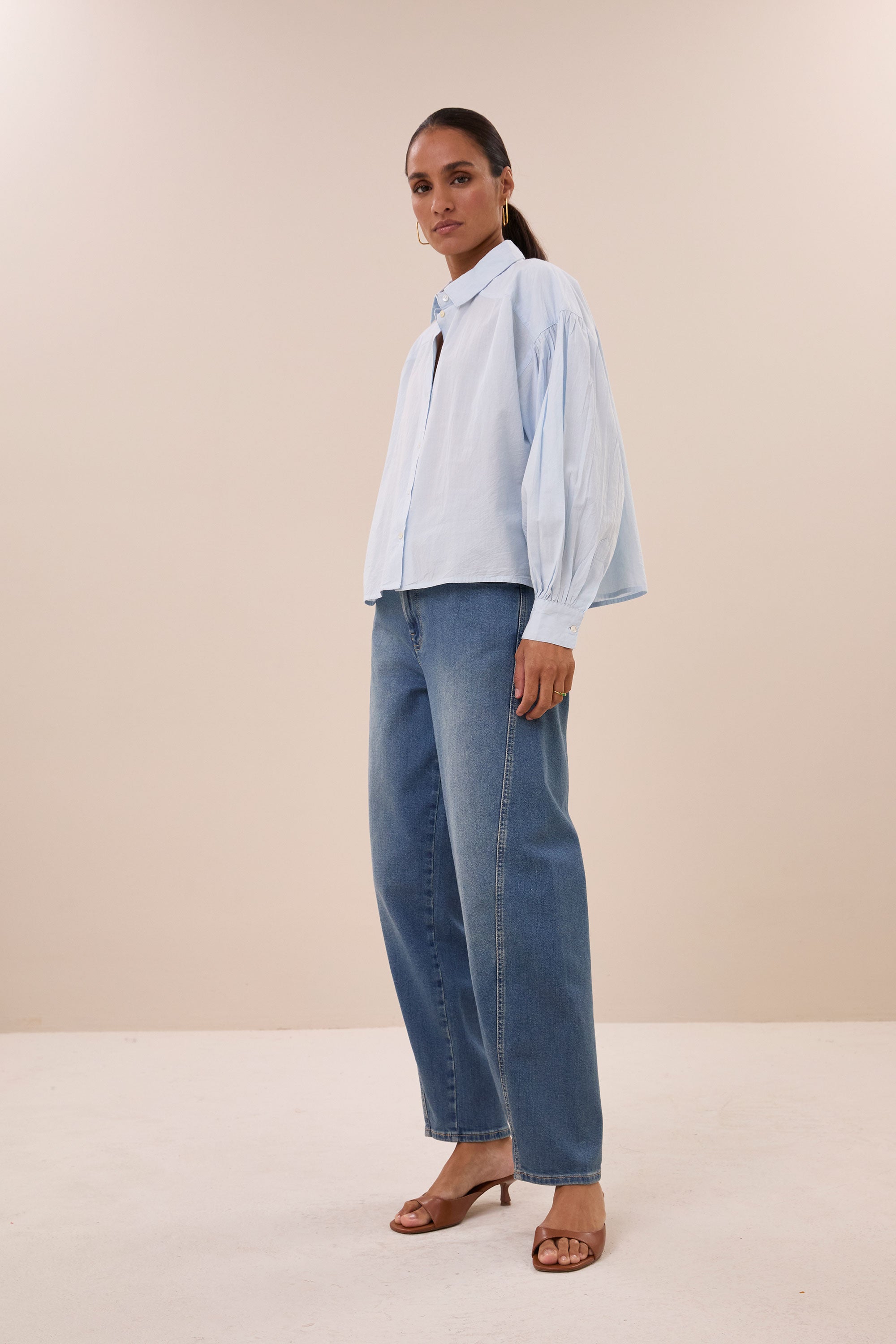sarah-chambray-blouse-light-blue-katoen kwaliteit-losvallende pasvorm-gemaakt door een familiebedrijf-by-bar-zijaanzicht