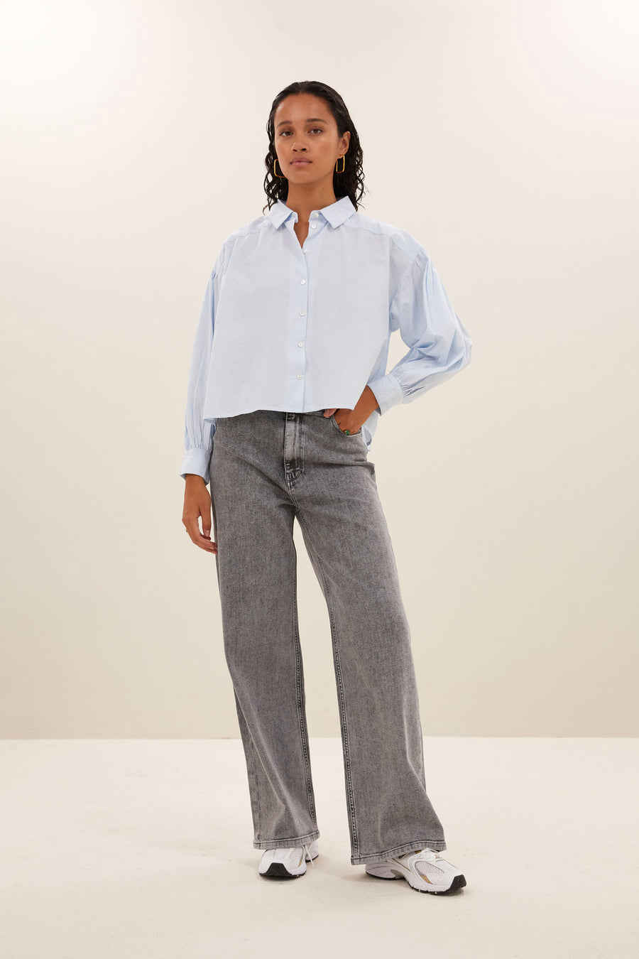sarah-short-chambray-blouse-light-blue-korte fit-katoen kwaliteit-wijduitlopende pasvorm-by-bar-sfeerbeeld
