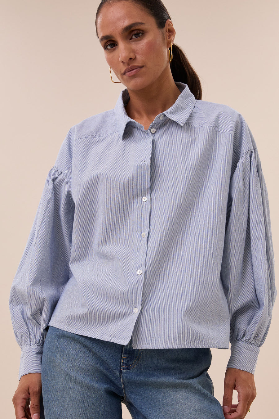sarah-short-pin-stripe-blouse-indi-grey-knoopsluiting-katoen kwaliteit-pofmouwen-by-bar-aanvullende-foto