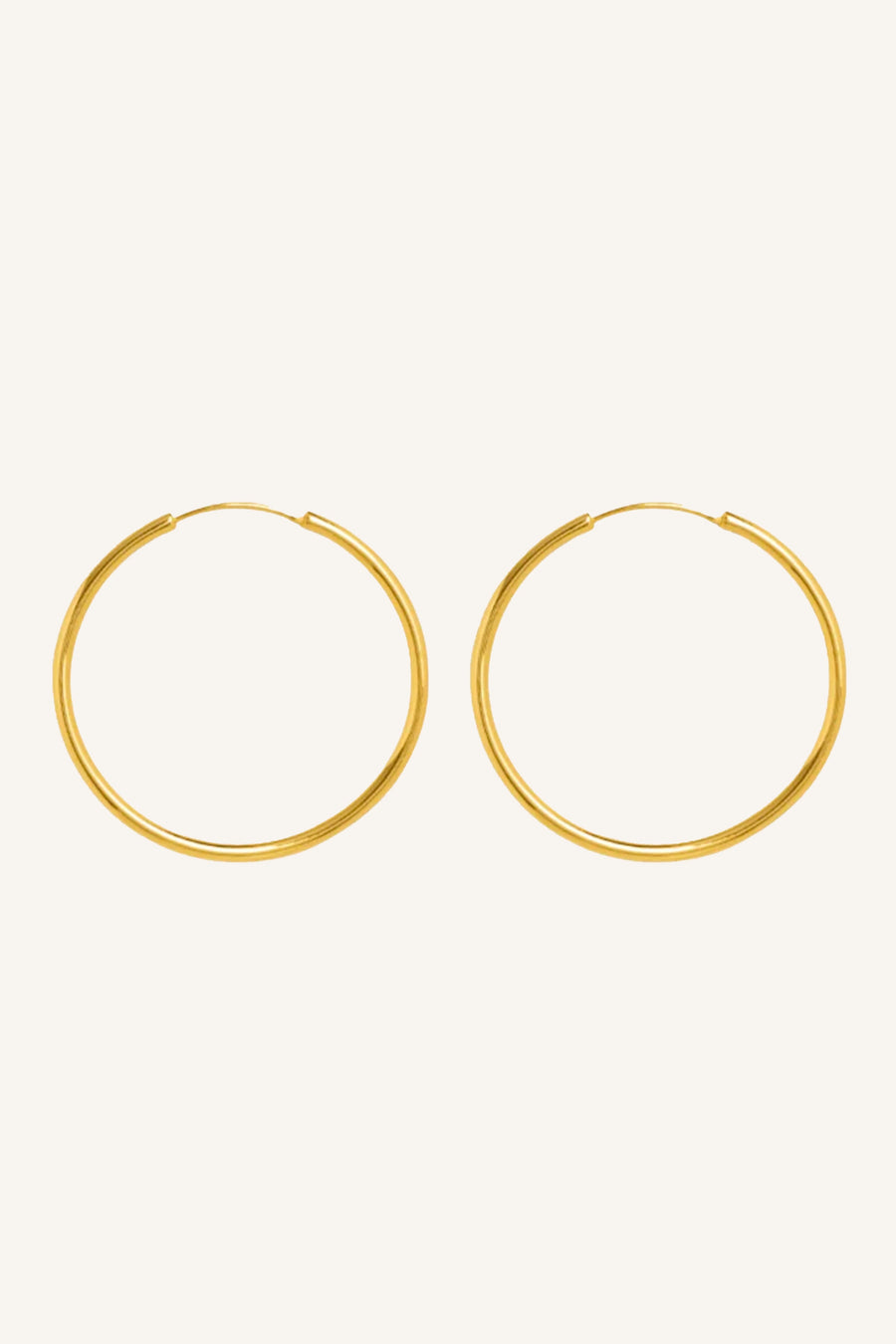 pd-round-earring-l-gold-gold plated-casual fit-casual fit-by-bar-sfeerbeeld