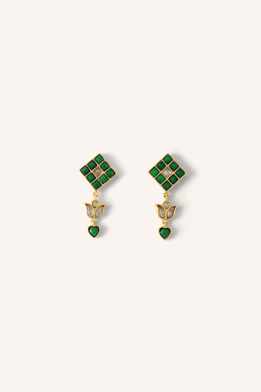 gyan-earring-green-gold plated-tijdloze pasvorm-by-bar-vooraanzicht