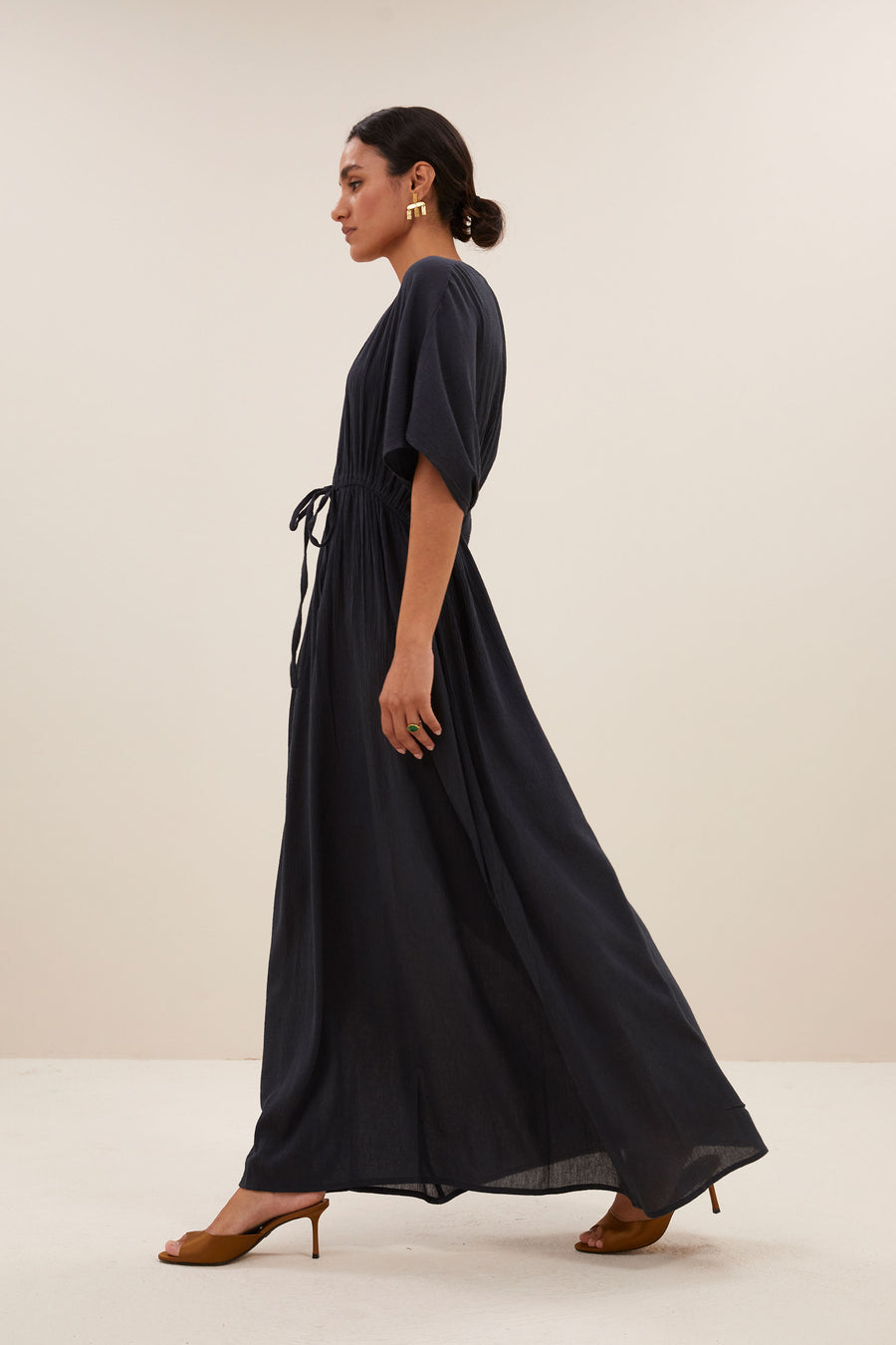 long-dress-captain-blue-casual fit-losvallende pasvorm-v-halslijn-by-bar-aanvullende-foto