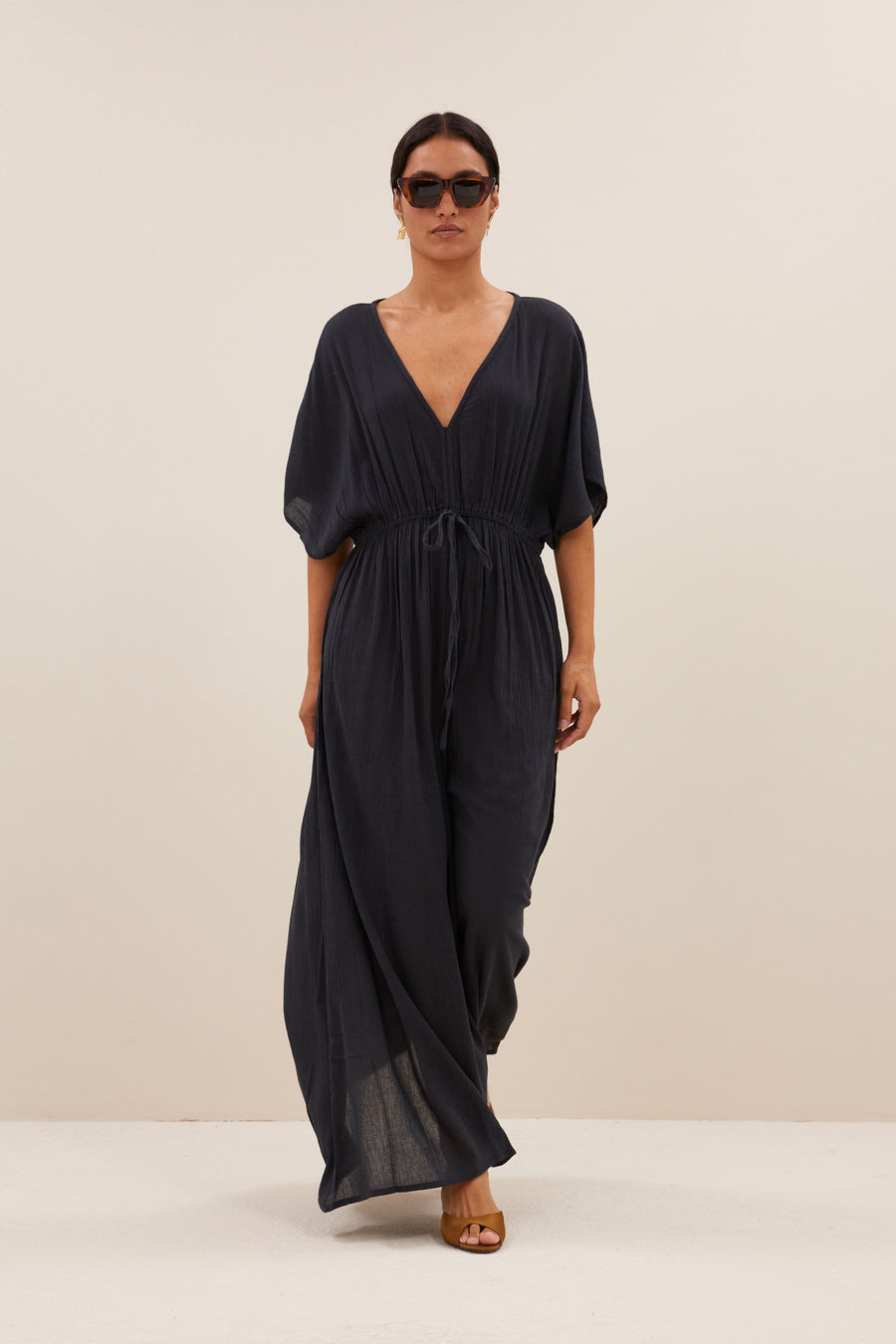 long-dress-captain-blue-casual fit-losvallende pasvorm-v-halslijn-by-bar-sfeerbeeld