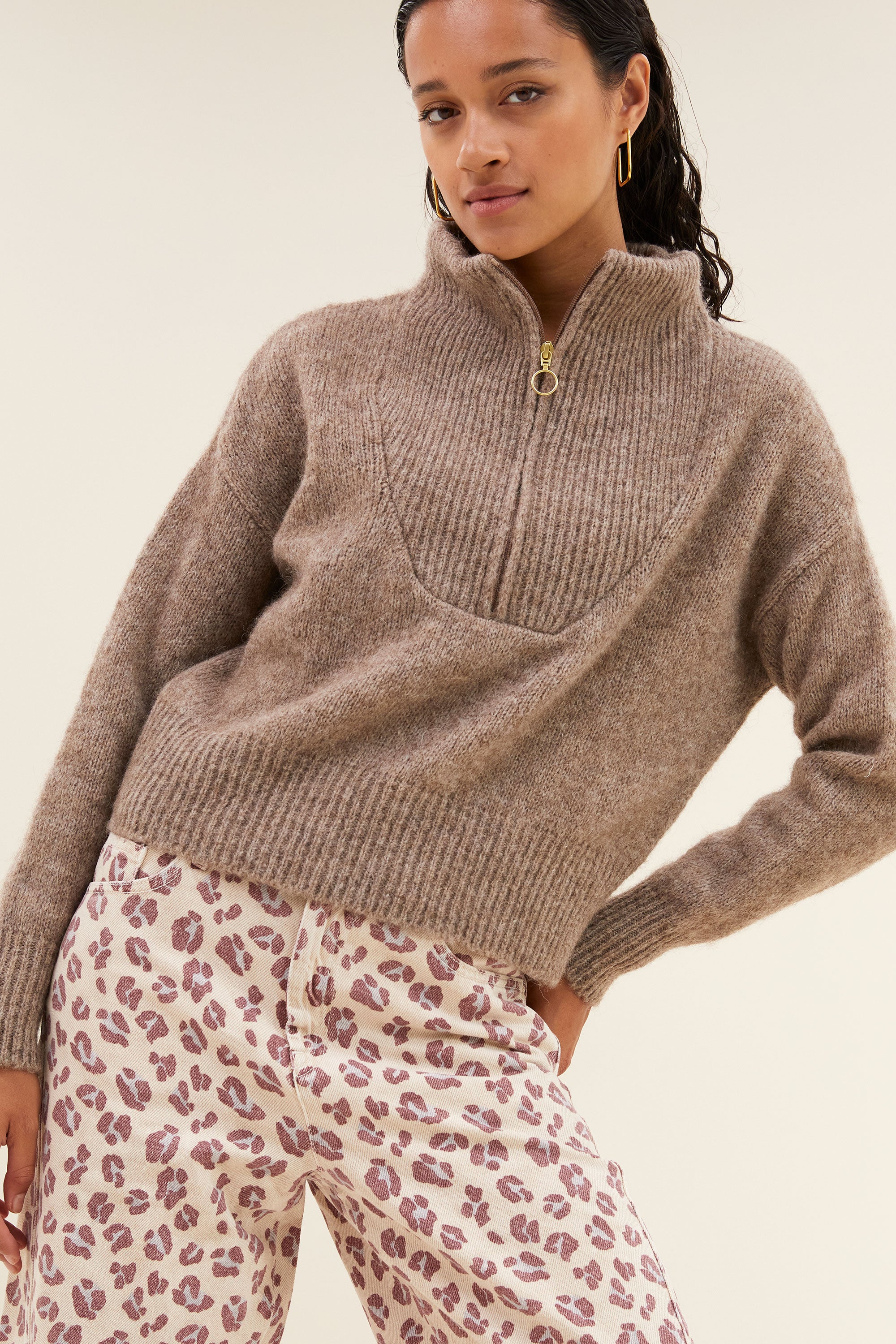 begum pink cheetah pants - roze, normale taille, losvallende pasvorm, duurzame wassing - by-bar - zijaanzicht