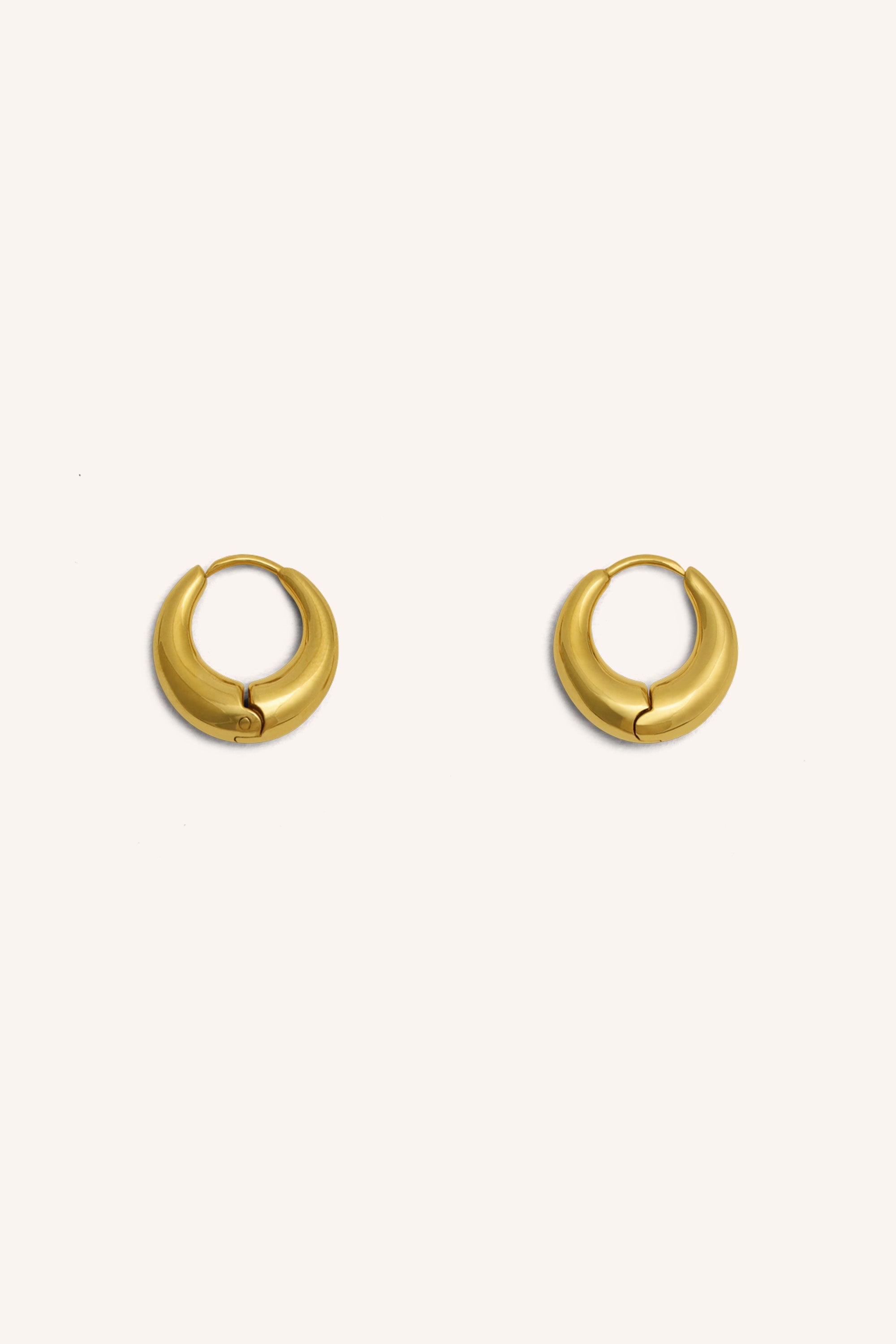 ellis earring S | gold lifestyle image