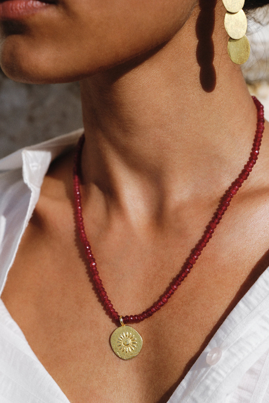 jules-necklace-ruby-gold plated-all-time classic-all time classic-by-bar-sfeerbeeld