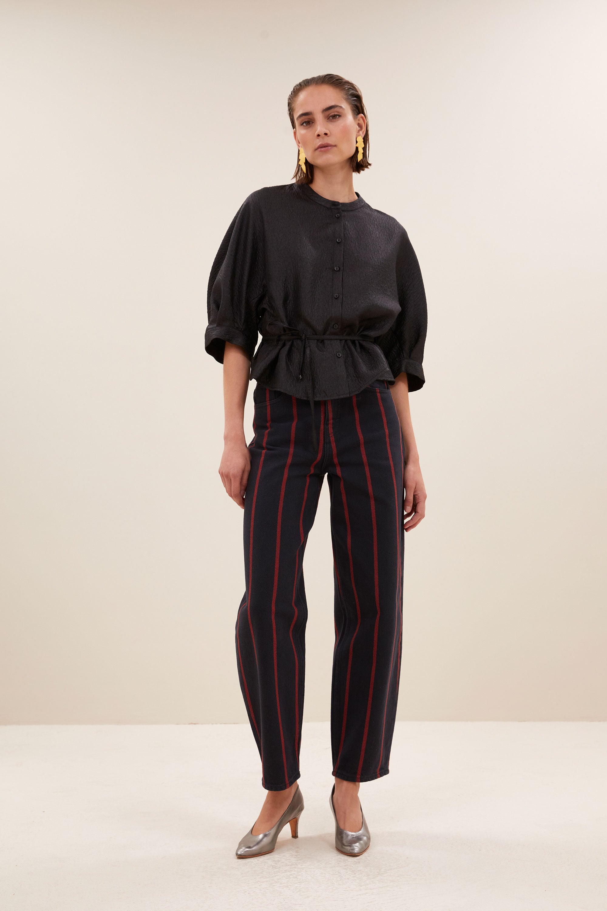 christi bubble blouse - black, met strikceintuur, korte fit, volumnieuze mouwen - vooraanzicht - by-bar