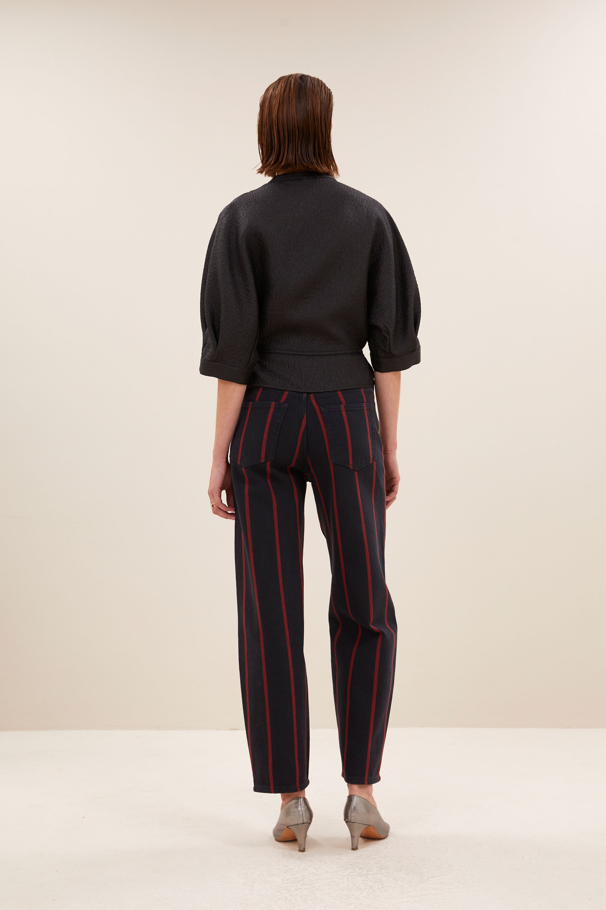 christi bubble blouse - black, met strikceintuur, korte fit, volumnieuze mouwen - achteraanzicht - by-bar