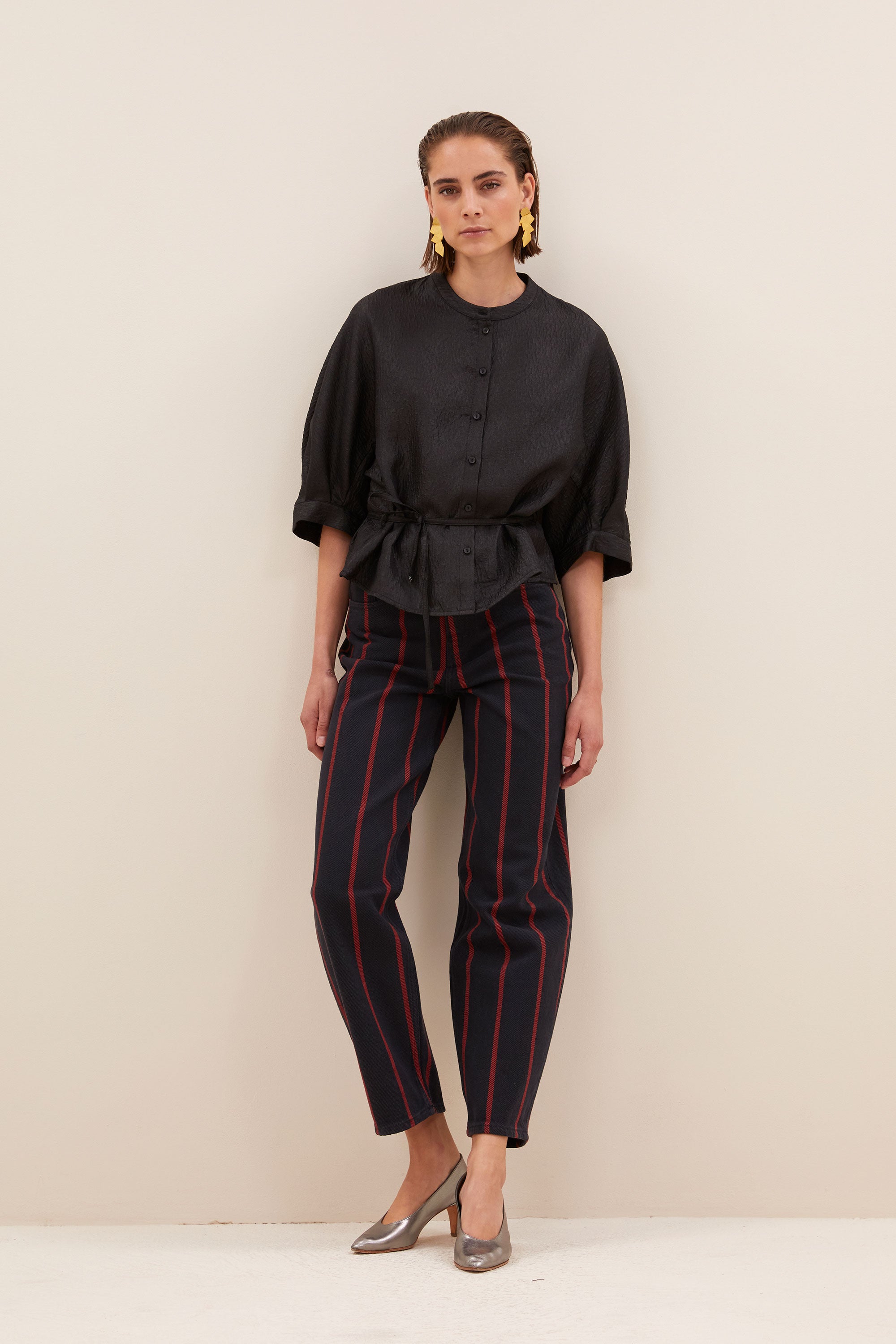 christi bubble blouse - black, met strikceintuur, korte fit, volumnieuze mouwen - vooraanzicht - by-bar