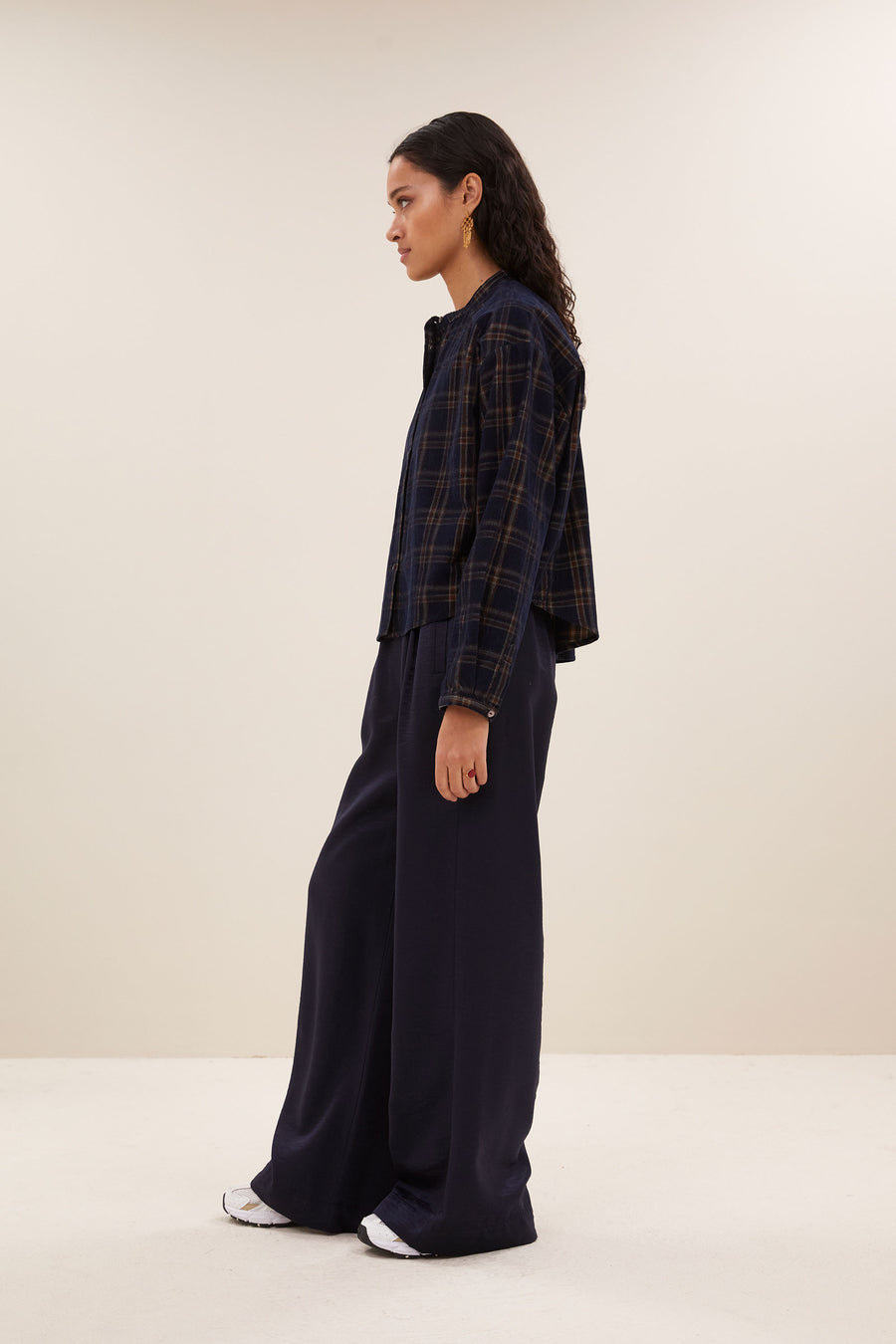 dean check blouse - oak check, korte fit, parelmoeren knopen, knoopsluiting mouw - by-bar - zijaanzicht