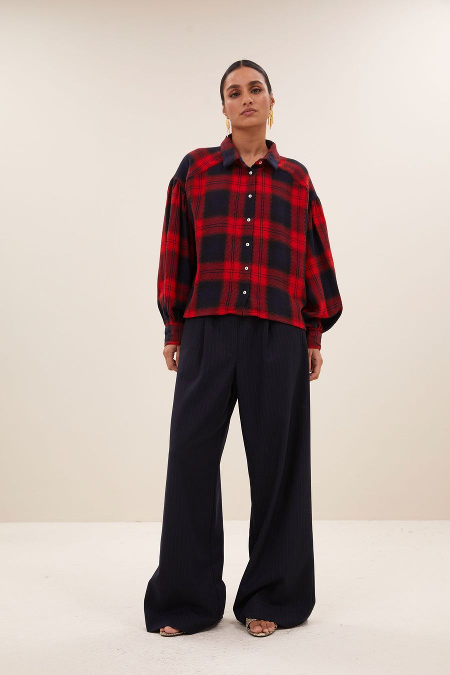 sarah short red check blouse - poppy check, korte fit, volumnieuze mouwen, parelmoeren knopen - by-bar - aanvullende foto