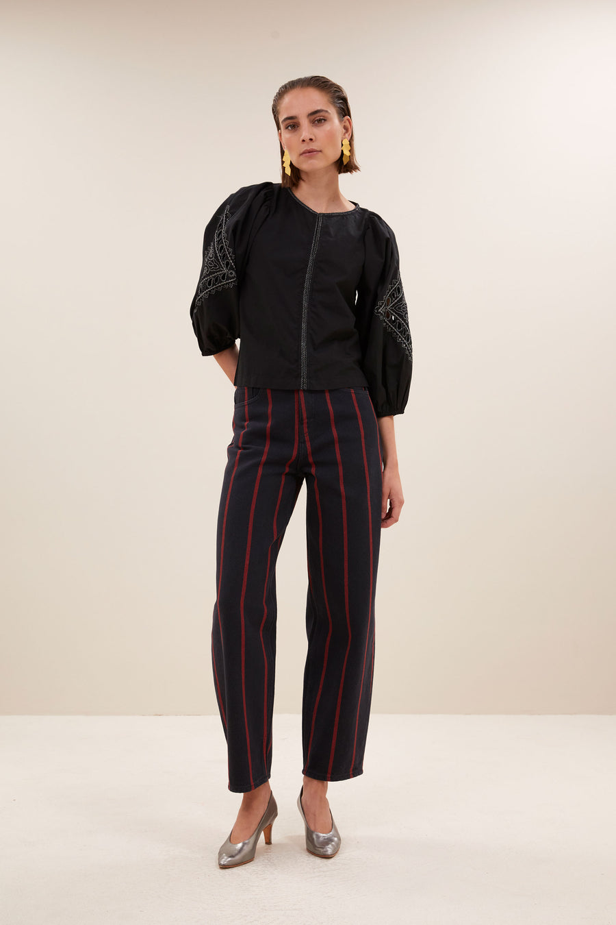 rae-festive-blouse-jet-black-embroidery-verborgen haak-en-oogsluiting-subtiel geweven lurex draad-by-bar-vooraanzicht