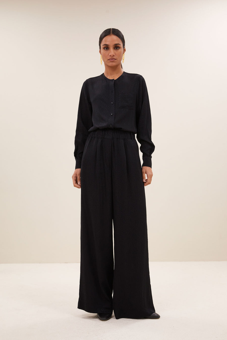 noi black cheetah blouse - black cheetah, all-time classic, casual fit, must-have essential - by-bar - aanvullende foto