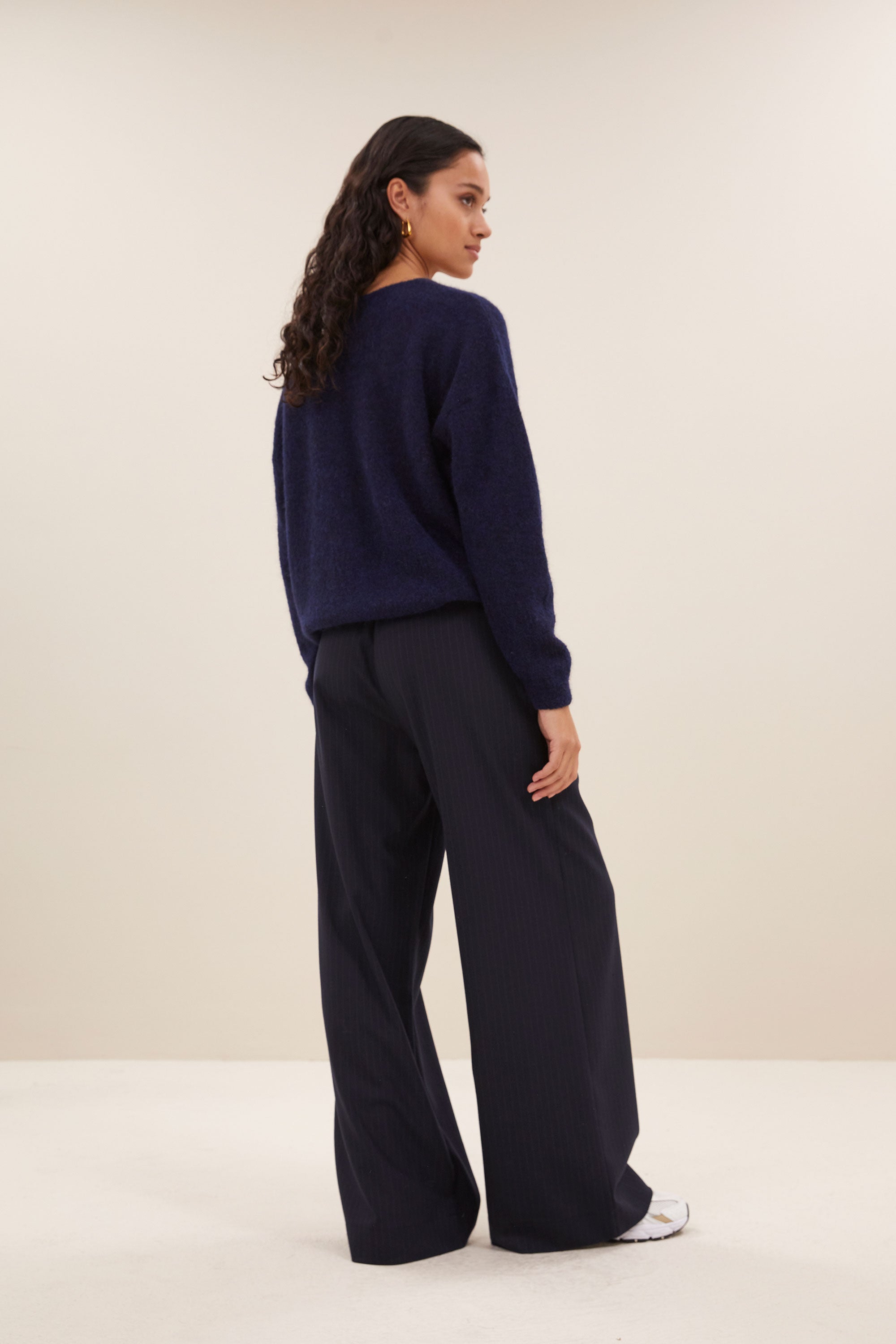 liv pullover - midnight, alpacamix kwaliteit, korte fit, all-time classic - by-bar - zijaanzicht