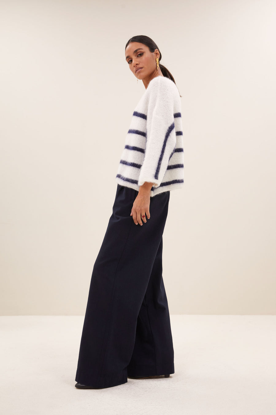 fleur stripe  pullover - marine stripe, vleermuis mouw, losvallende pasvorm, wolblend - by-bar - zijaanzicht