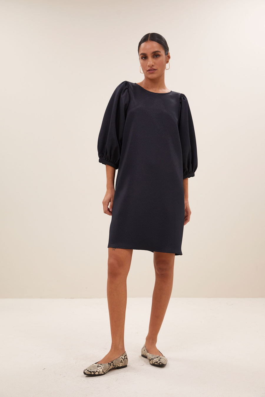 gigi-gloss-dress-midnight-volumnieuze mouwen-elastieken band-ritssluiting-by-bar-vooraanzicht
