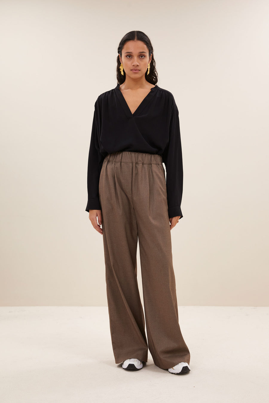 benji melange pants - biscuit melee, elastieken band, losvallende pasvorm, geplooide details - by-bar - sfeerbeeld