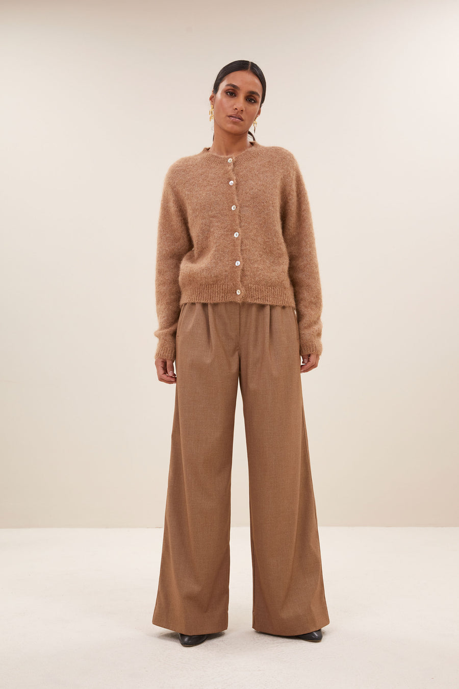 benji melange pants - camel melee, elastieken band, losvallende pasvorm, geplooide details - by-bar - sfeerbeeld